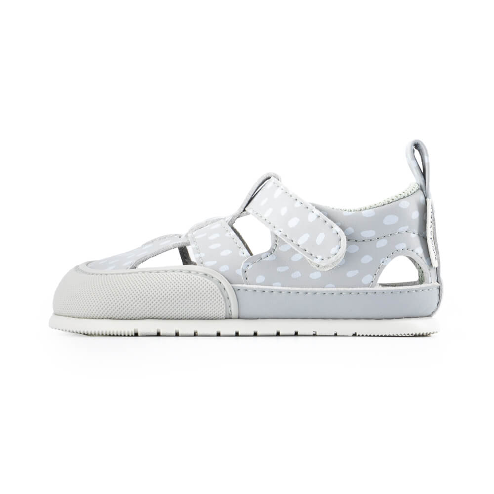 sandalias minimalistas primeros pasos espacio dedos suela flexible microfibra bebes color gris irta feroz ulises ss24