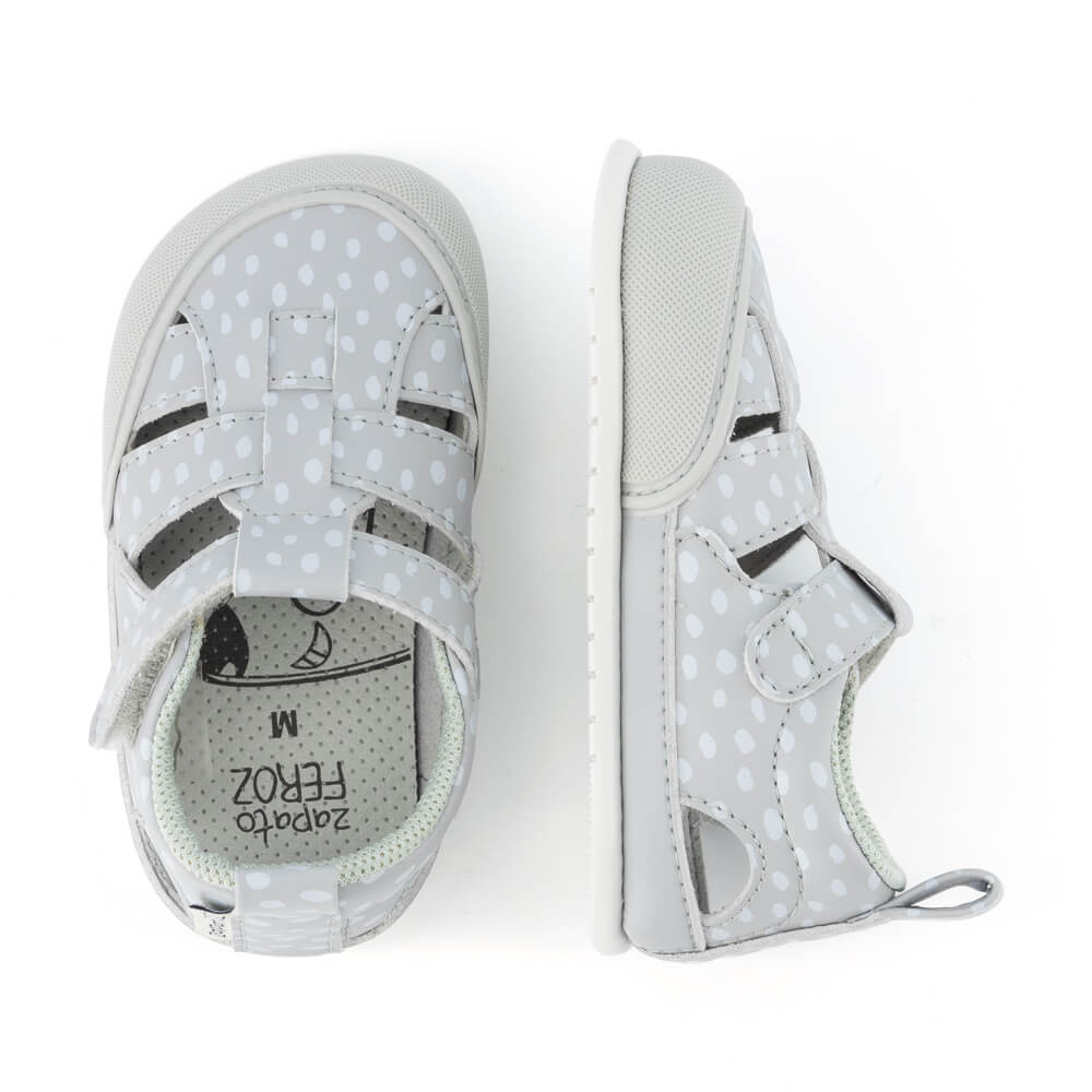 sandalias minimalistas primeros pasos espacio dedos suela flexible microfibra bebes color gris irta feroz ulises ss24
