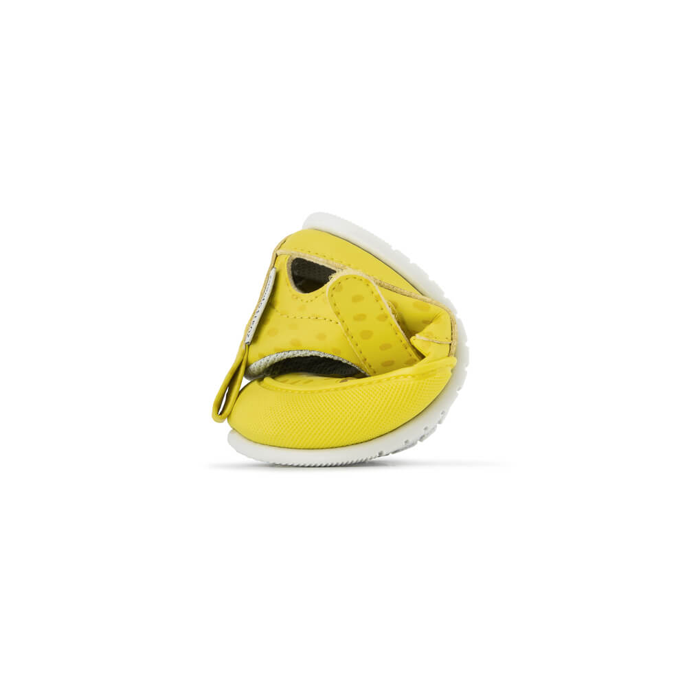 sandalias sin forro costuras sumergibles agua secado rapido bebes color amarillo puntitos irta feroz ulises ss24