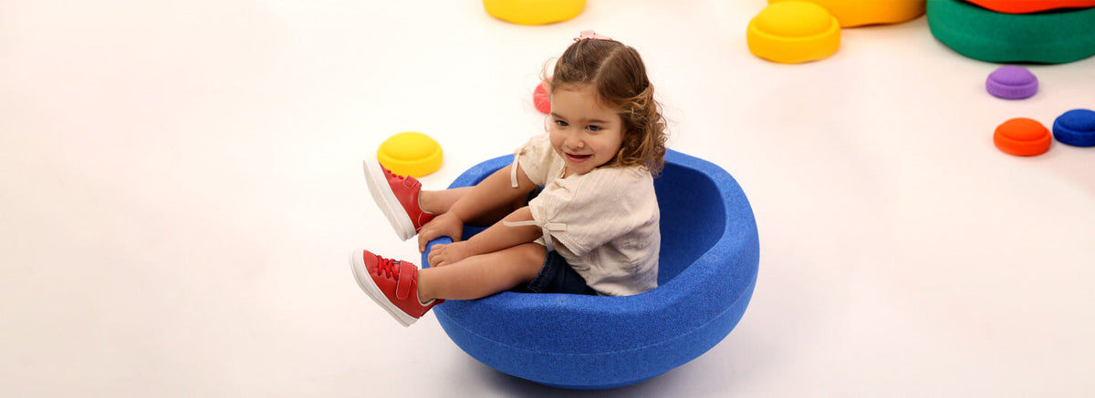 Bambina che muove i primi passi