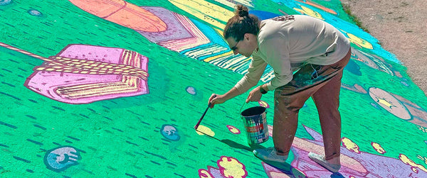 Justo Heras pintando unas sandalias Feroz de la edición Ulises