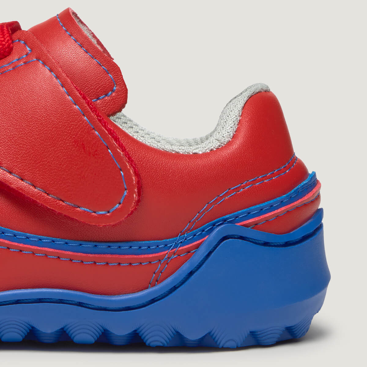 Detalle Amunt Zapatilla de futbol barefoot | Rojo azul microfibra
