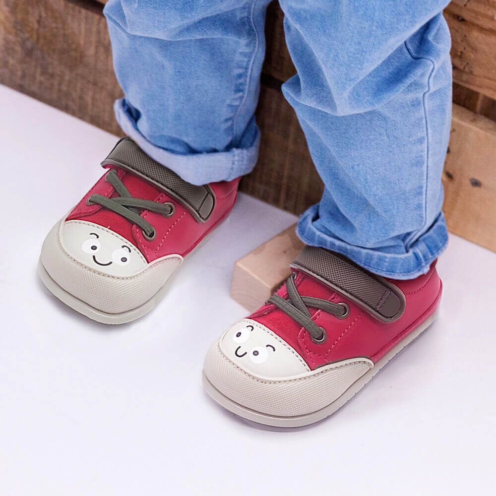 Moraira Feroz AW23 Rojo PielCalzado minimalista para bebés. Neus Moya y su libro Zapatos Nuevos convertido en zapatillas.