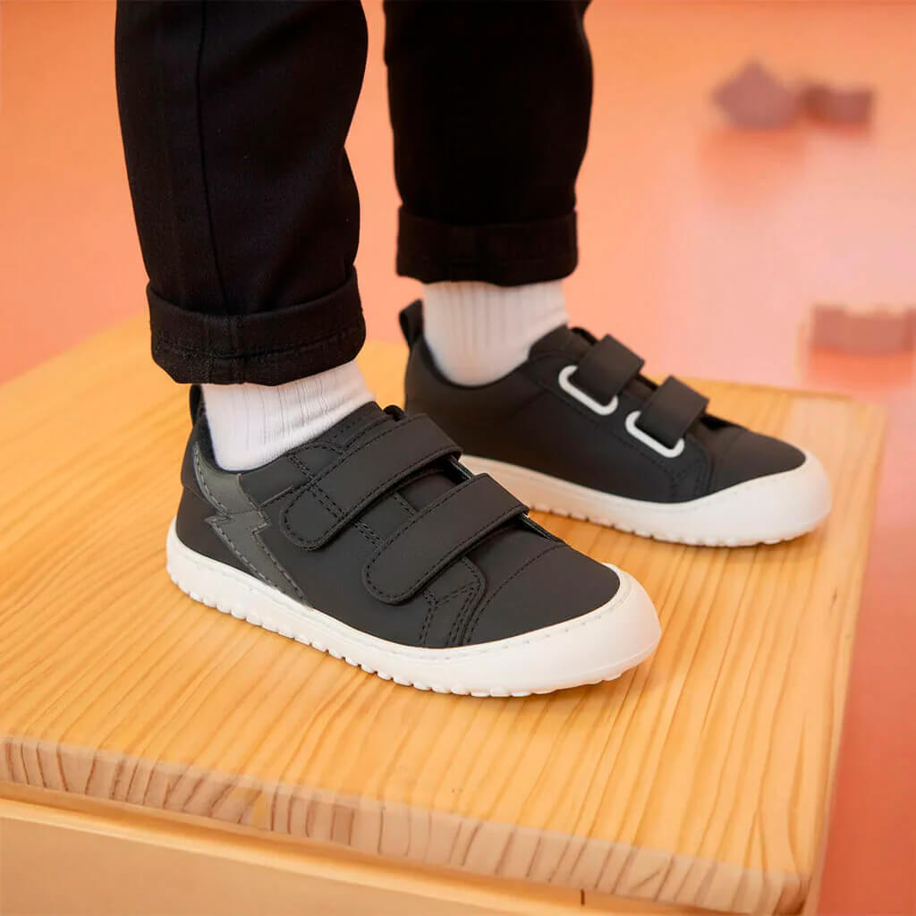 calzado respetuoso forma pie diseno dibujo rayo infantil negro moraira rayo feroz aw25