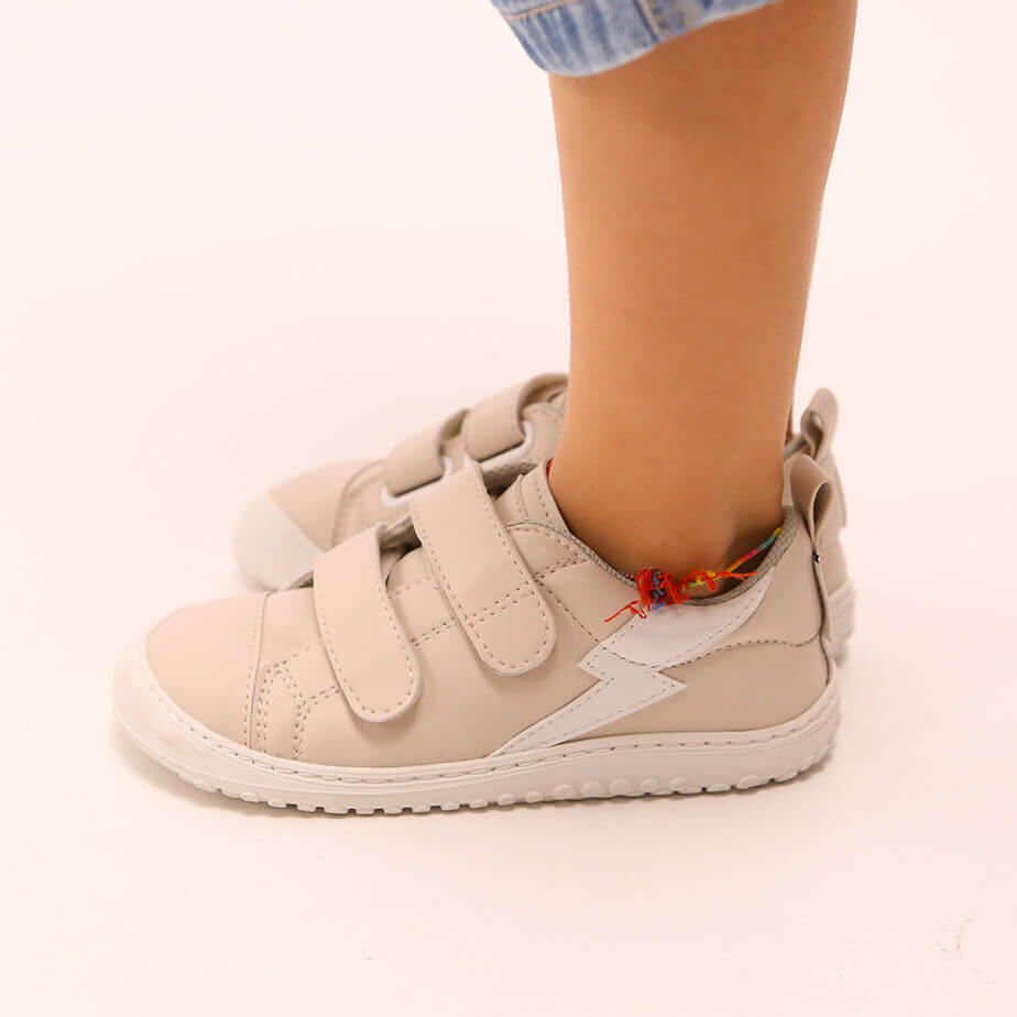 calzado respetuoso movimiento bebes color piedra beige moraira rayo rocker ss26