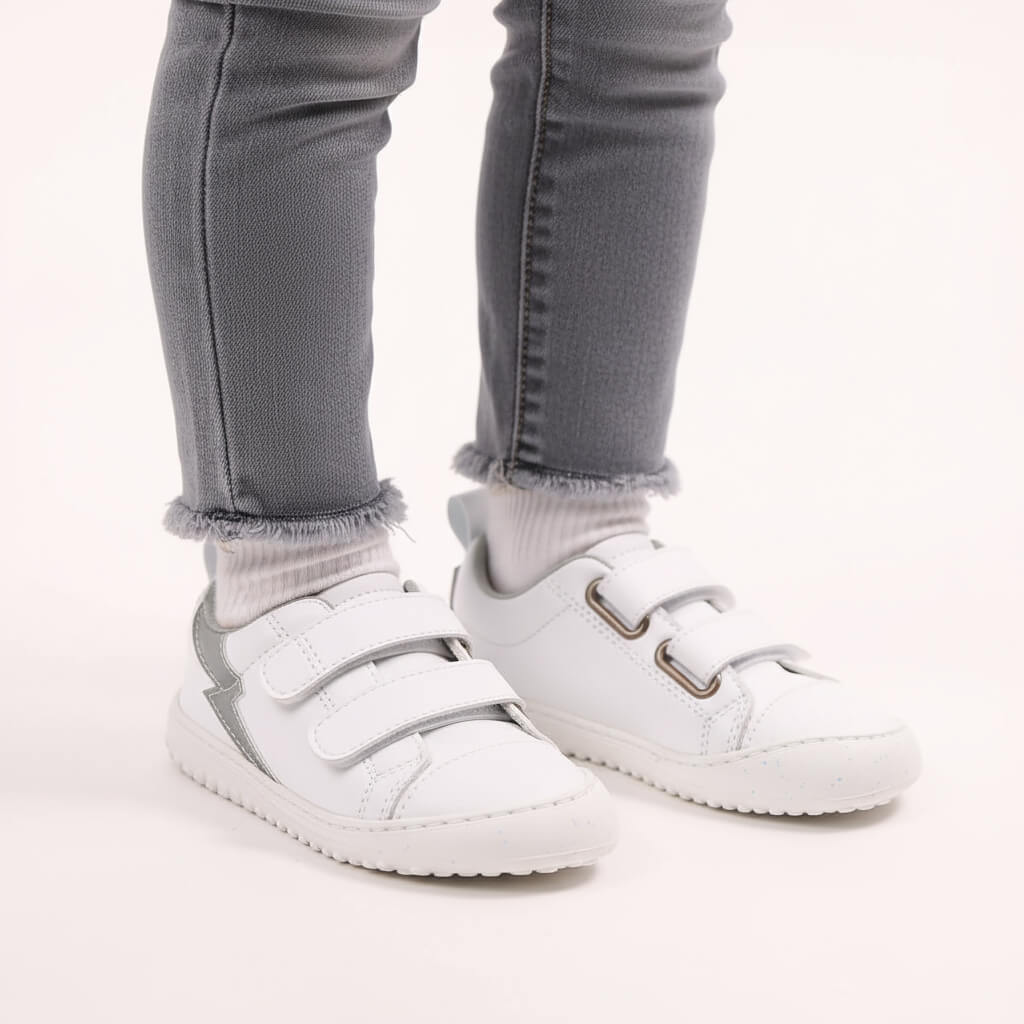 Calzado respetuoso movimiento pisada consciente bebe color gris blanco moraira rayo rocker