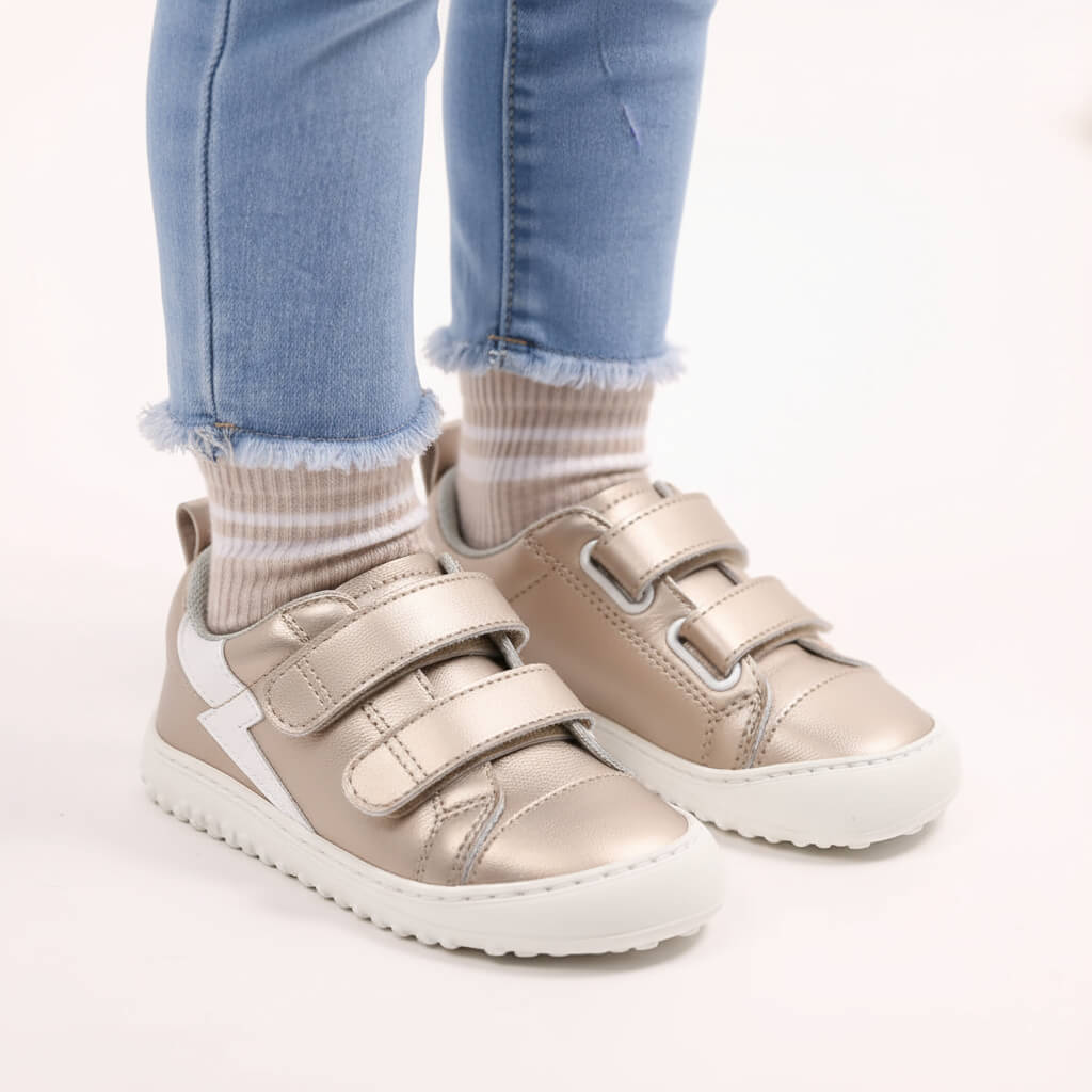 Calzado respetuoso movimiento pisada consciente bebe color oro blanco moraira rayo rocker 05