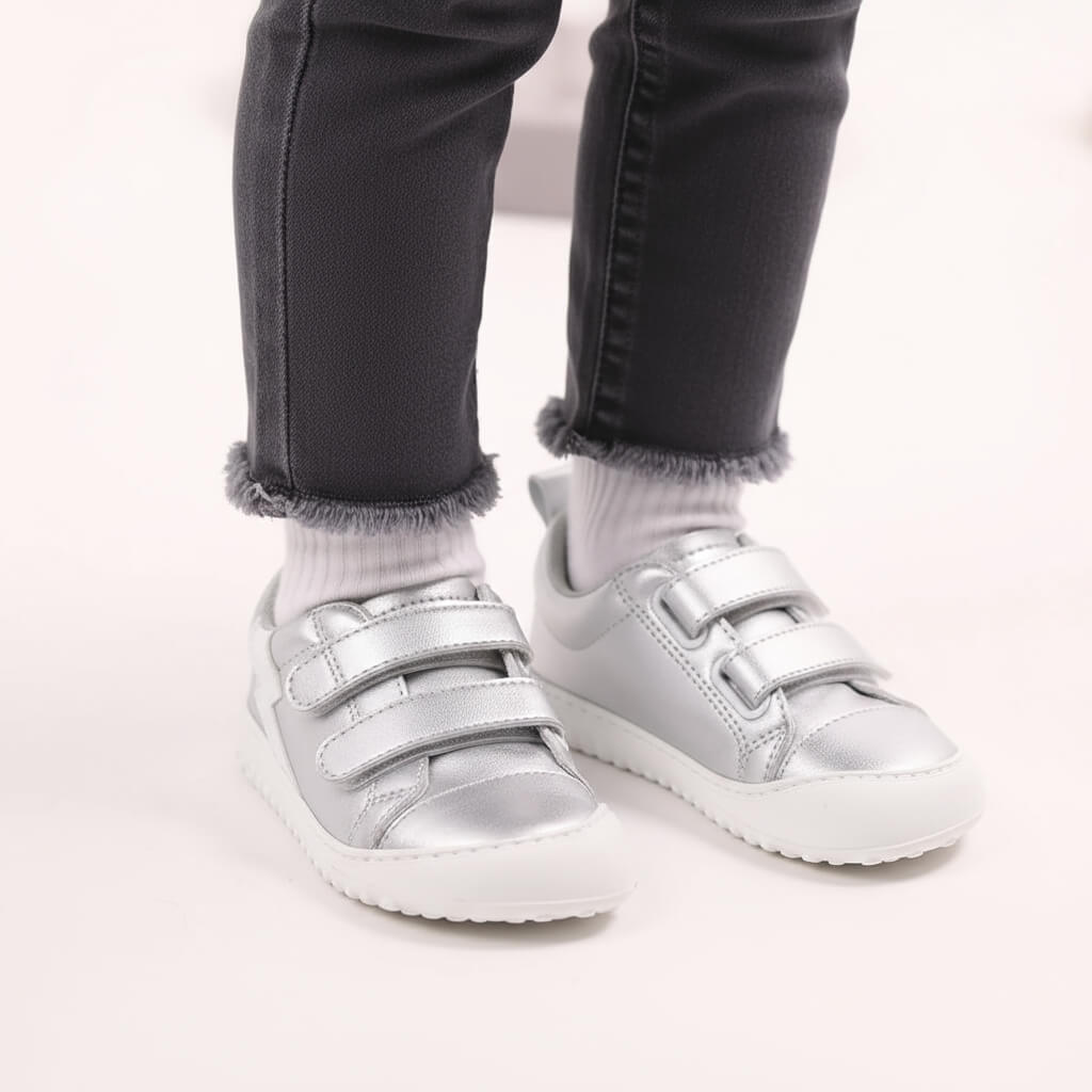 Calzado respetuoso movimiento pisada consciente bebe color plata blanco moraira rayo rocker 05