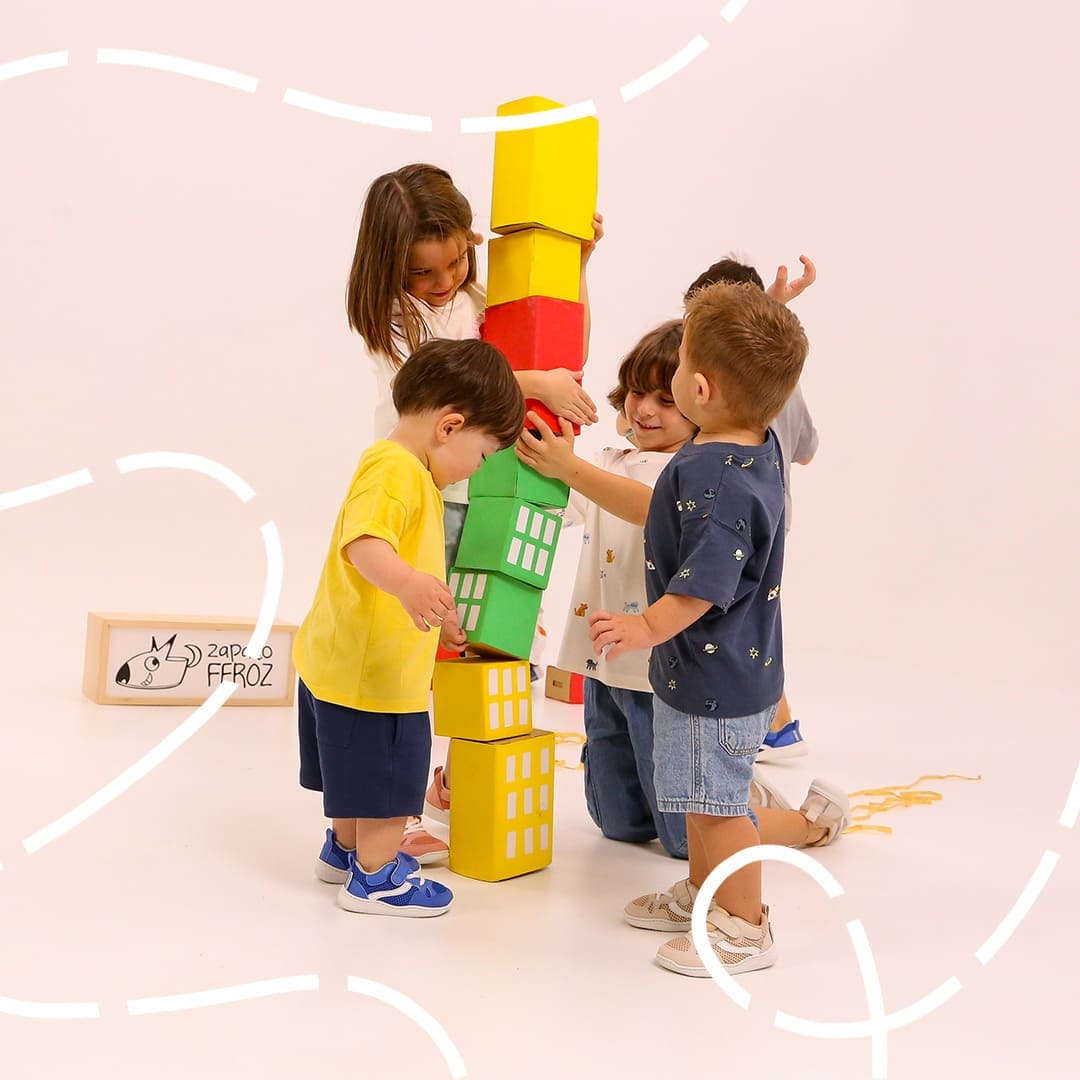 niños jugando con construcciones  | Zapato Feroz
