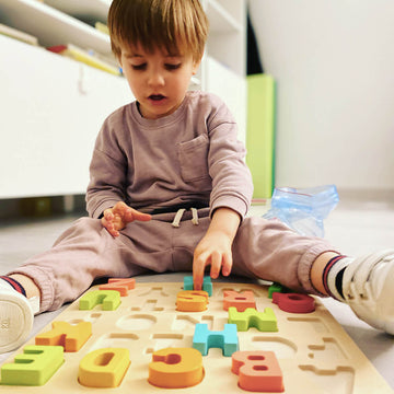 Niño TEA jugando con puzzle