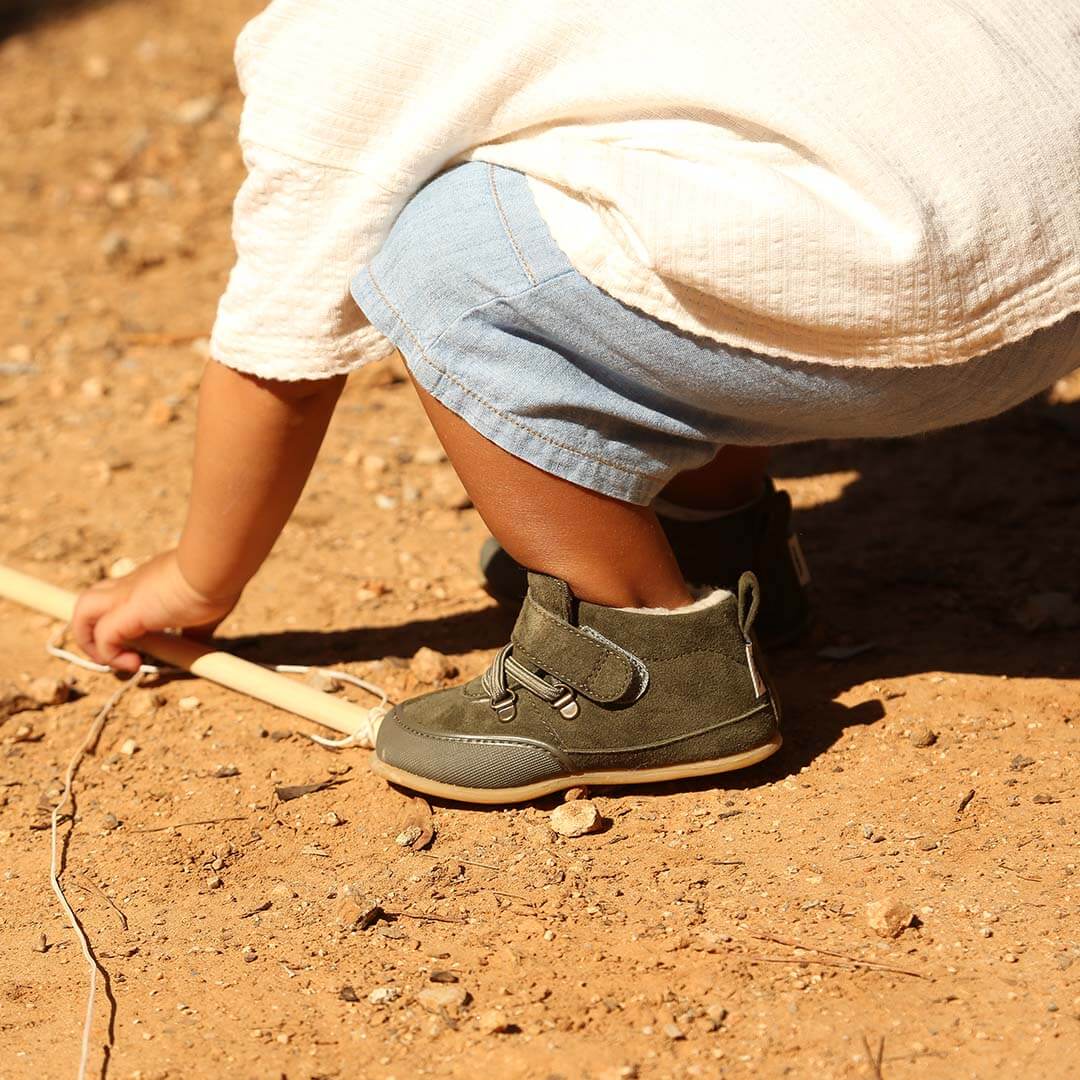 portada serra feroz calzado barefoot bebe |  Azul Denim Microfibra Nobuck | Mostaza Microfibra Nobuck | Piedra Microfibra Nobuck | Nut Serraje Reciclado |  Kaki Serraje Reciclado | Frambuesa Piel