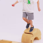 Video de sandalia infantil barefoot para bebé modelo Tabarca, con diseño flexible que favorece el equilibrio y la pisada natural.