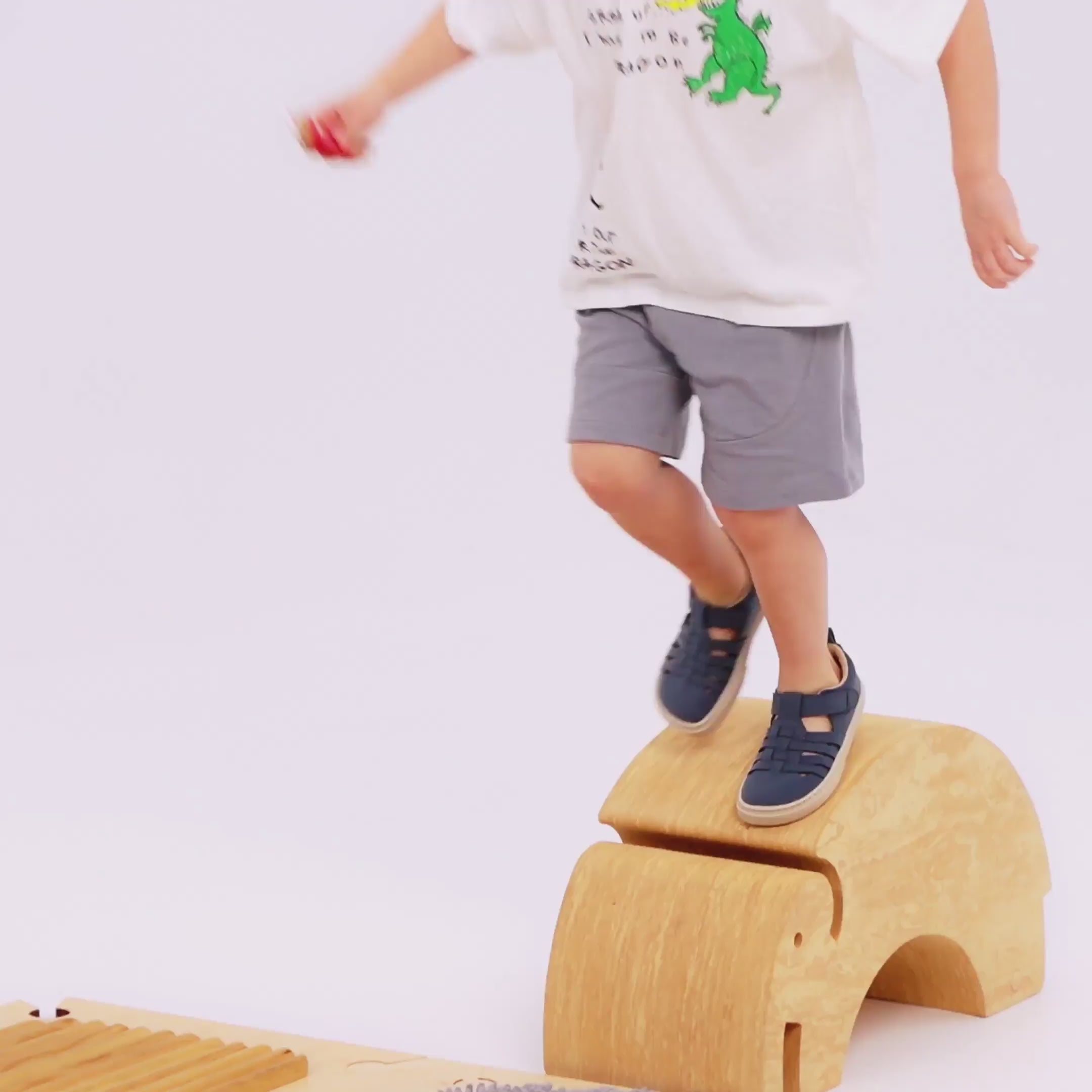 Video de sandalia infantil barefoot para bebé modelo Tabarca, con diseño flexible que favorece el equilibrio y la pisada natural.