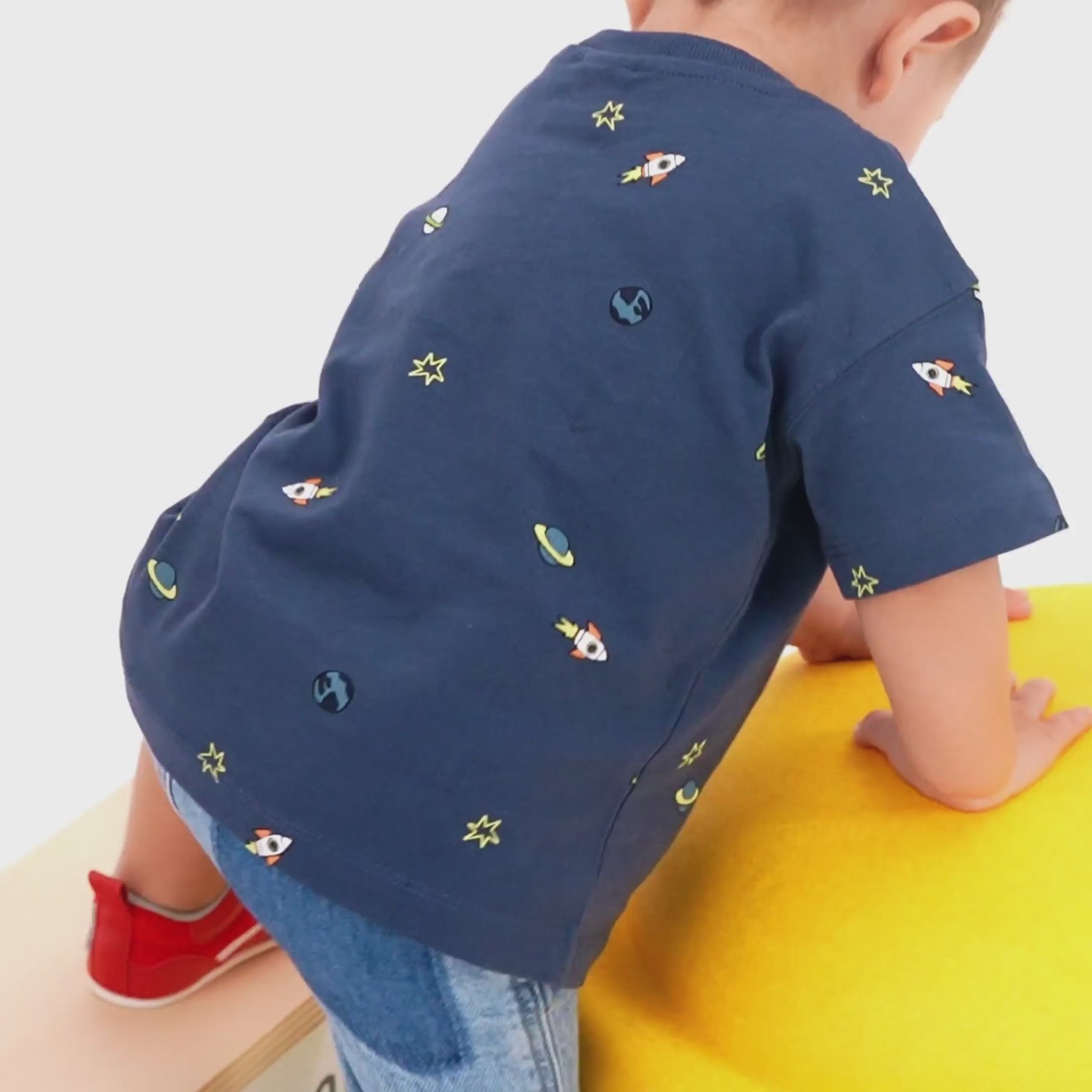 Video de zapatillas infantiles de calzado barefoot modelo Biar, diseñadas para favorecer el movimiento natural del pie.