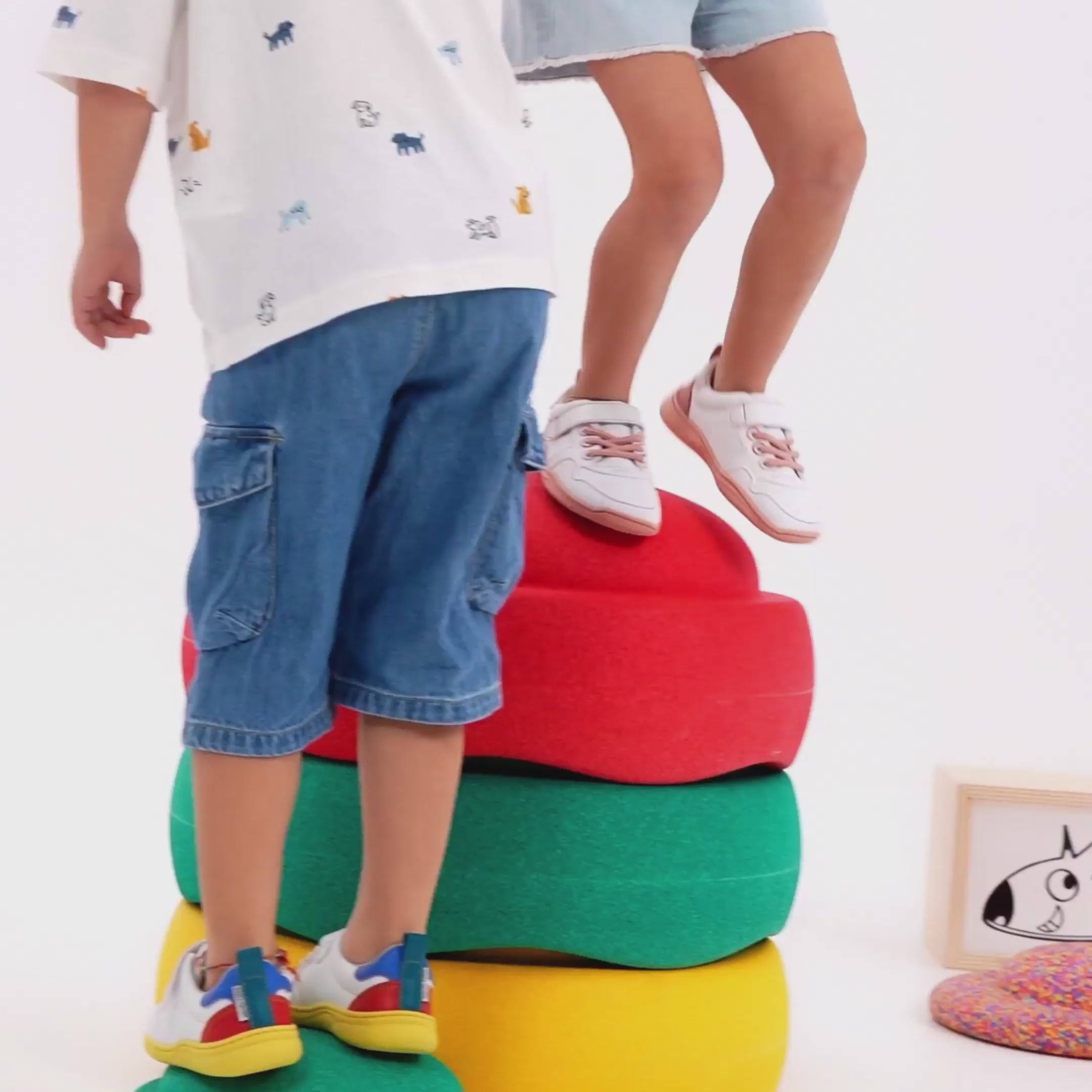 Video de zapatillas deportivas barefoot para niños modelo Olocau, con suela flexible, diseño ligero y respetuoso con el pie, perfectas para el colegio, actividad deportiva y el día a día.