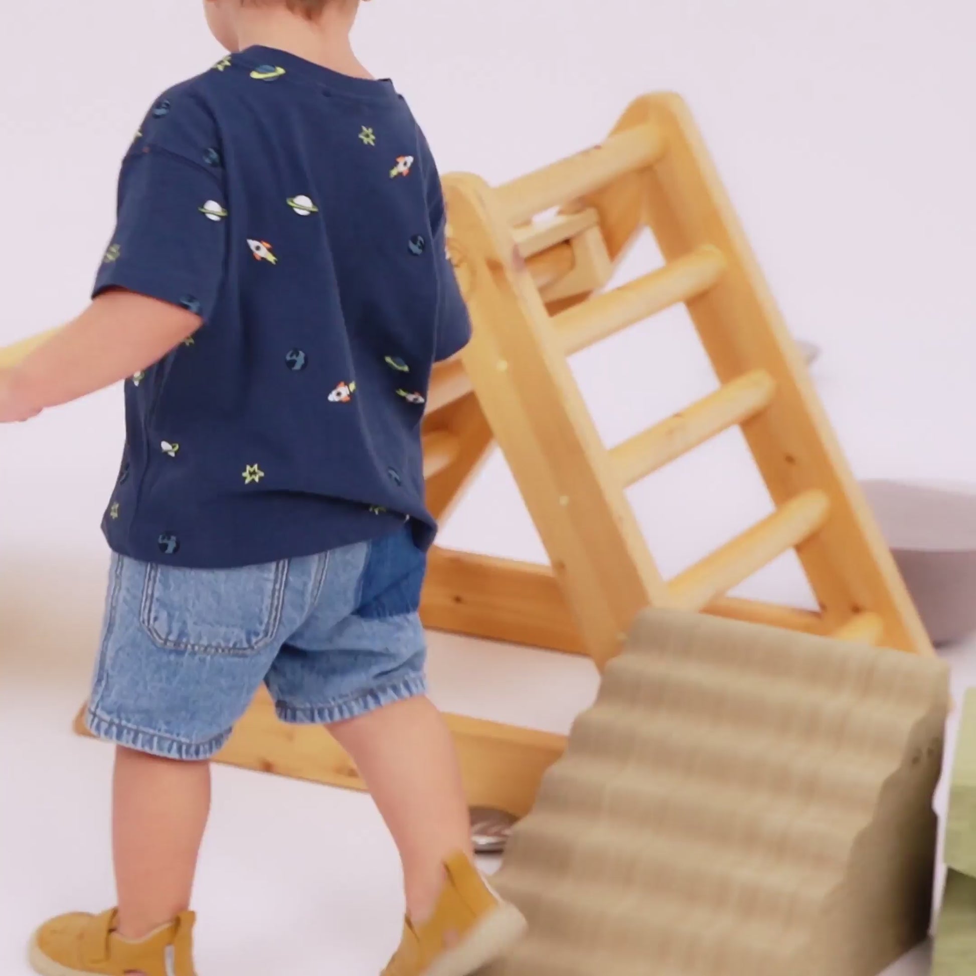 Video de sandalias para primeros pasos modelo Benisa, tipo barefoot, ideales para verano y aprendizaje al caminar.
