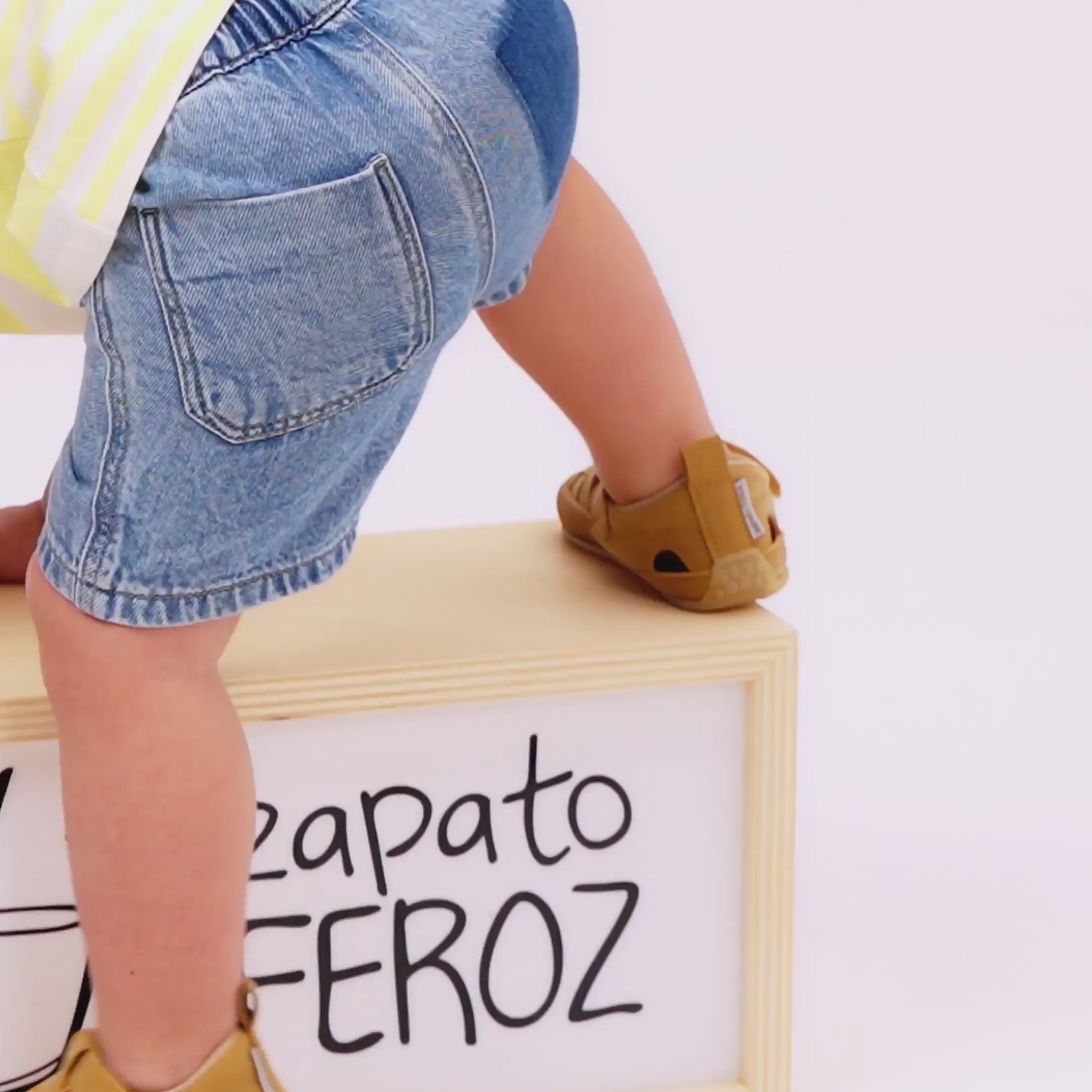 Video de calzado barefoot para bebé modelo Tabarca, perfecto para el desarrollo saludable del pie en etapas tempranas