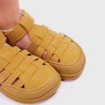 Video del modelo Calpe Sanroc de sandalias barefoot infantil, mostrando su diseño flexible, ligero y respetuoso con el movimiento natural del pie, ideal para el desarrollo saludable y uso diario.