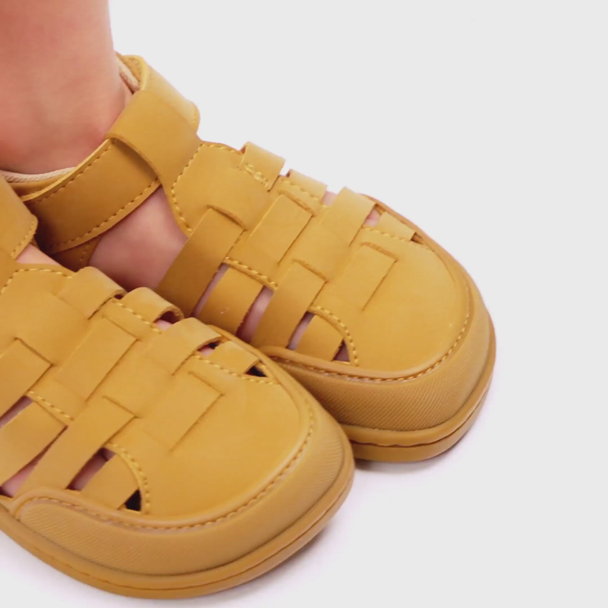 Video del modelo Calpe Sanroc de sandalias barefoot infantil, mostrando su diseño flexible, ligero y respetuoso con el movimiento natural del pie, ideal para el desarrollo saludable y uso diario.