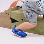 Video de sandalias barefoot para bebé modelo Irta, ligeras y flexibles, ideales para verano y primeros pasos.