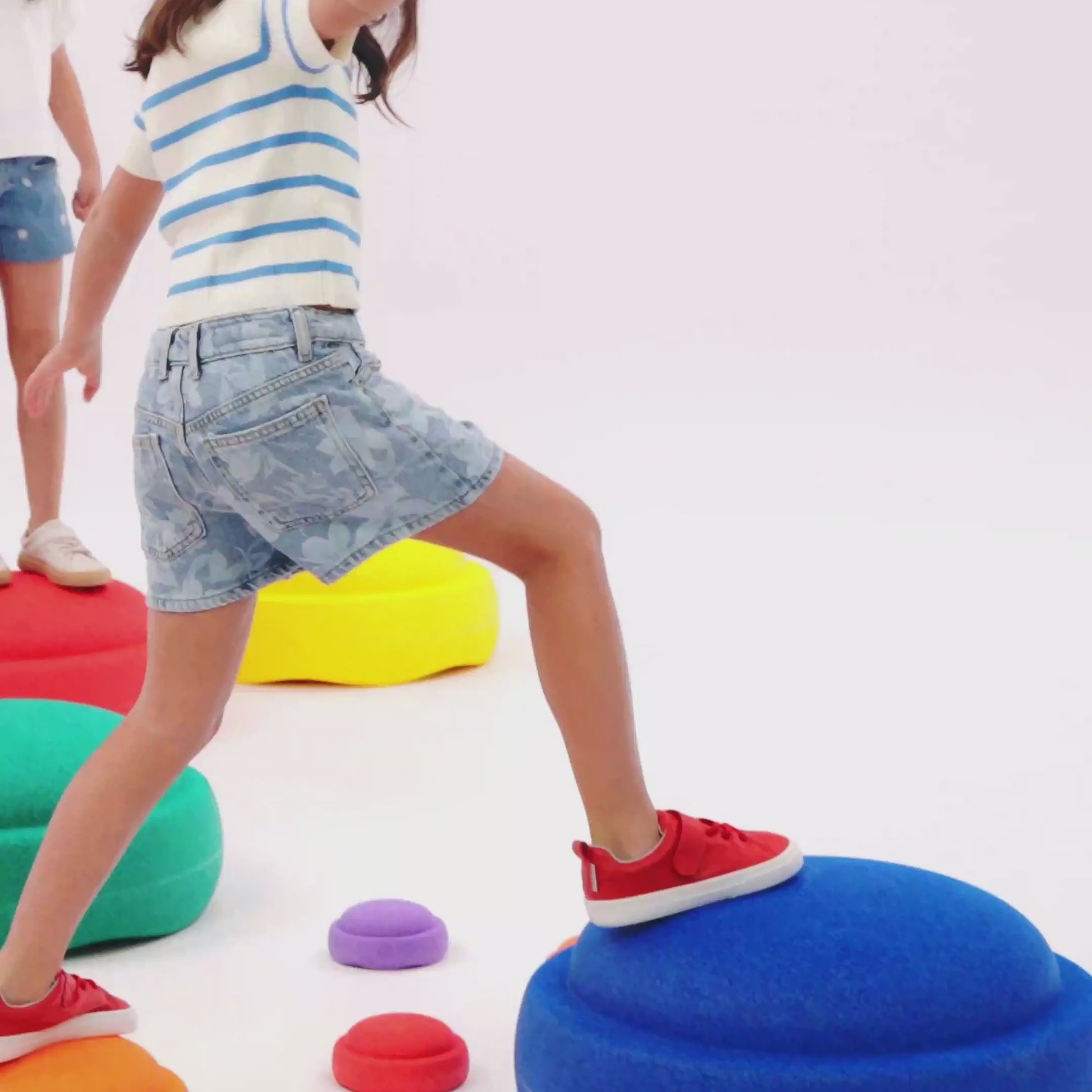 Video de bailarinas barefoot escolares modelo Turia, cerradas, ligeras y flexibles, diseñadas para el movimiento natural del pie y uso cómodo en el colegio.