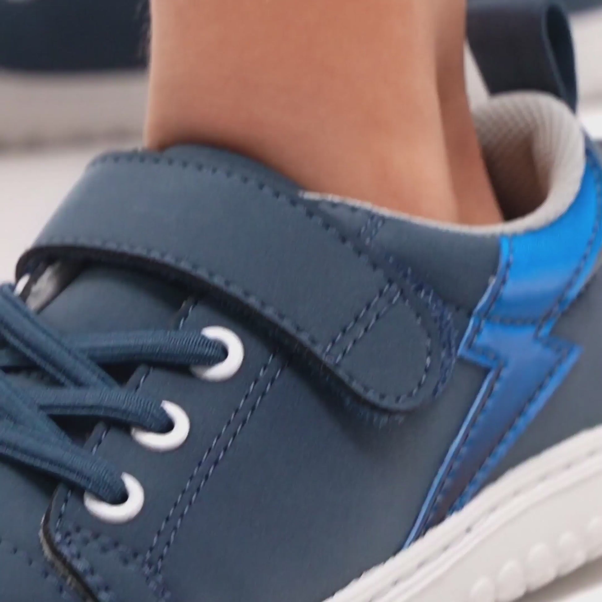 Video de zapatillas barefoot para niños modelo Paterna, con suela flexible y diseño respetuoso para colegio y deporte.