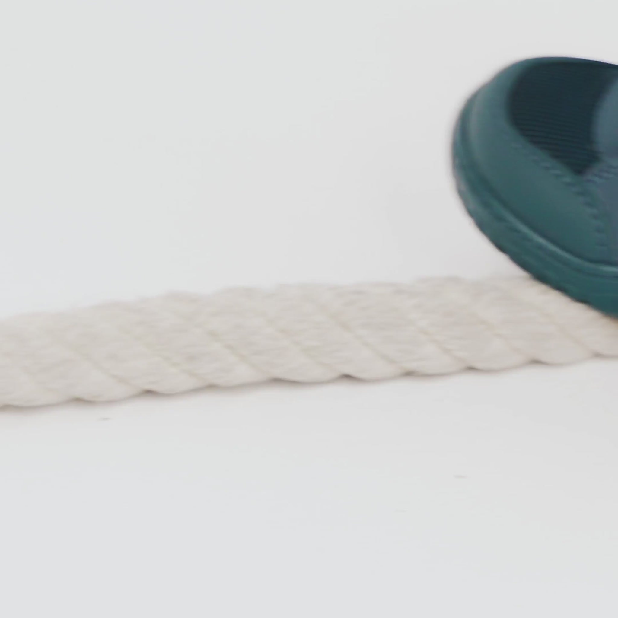 Video de bailarinas barefoot escolares modelo Onil, cerradas, ligeras y flexibles, diseñadas para el movimiento natural del pie y uso cómodo en el colegio.