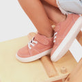 Video de zapatillas deportivas barefoot modelo Cheste, ligeras y flexibles, ideales para colegio, deporte y uso diario.