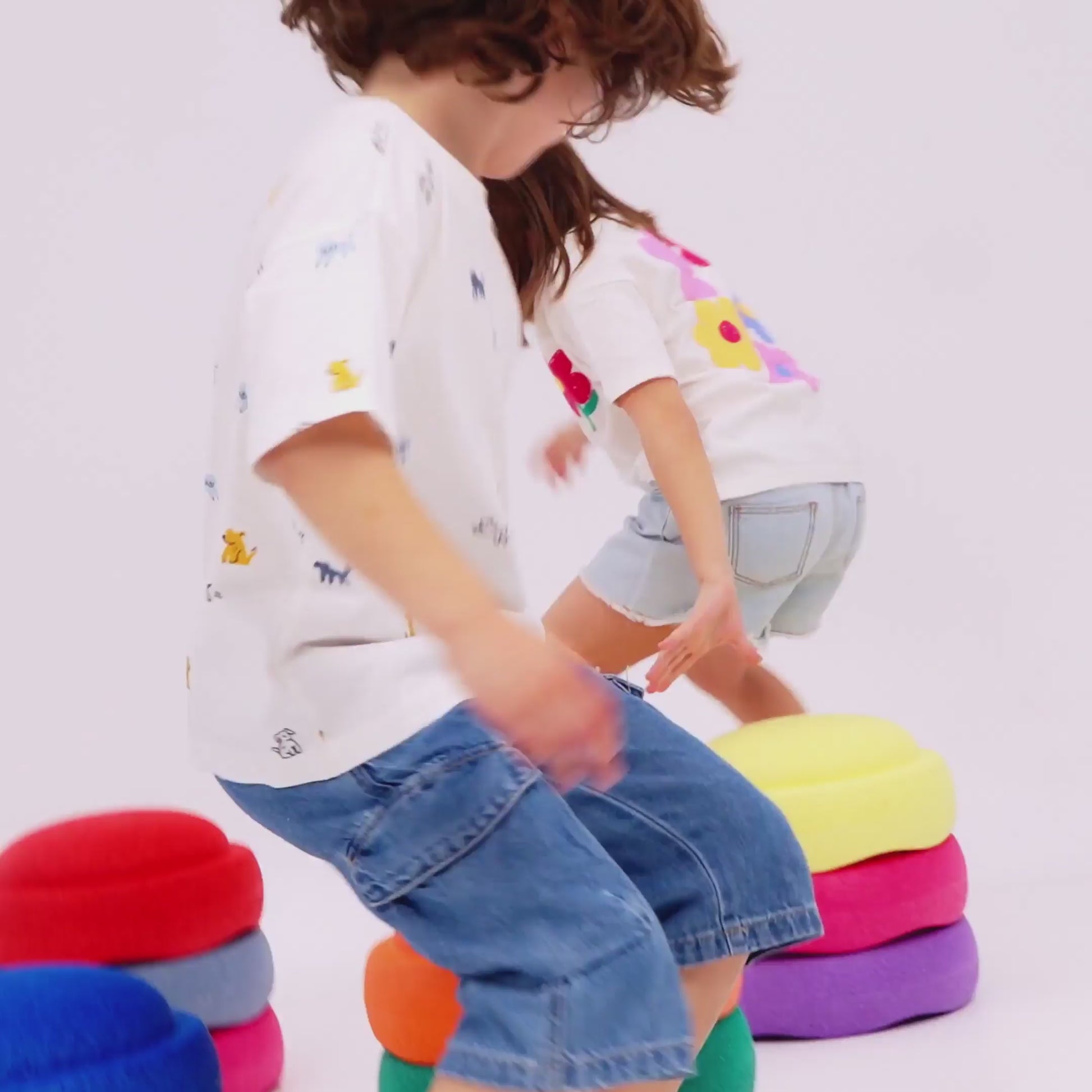 Video de asandalias barefoot infantiles Oliva Sanroc mostrando su ligereza y movimiento natural del pie, ideales para desarrollo saludable y uso diario