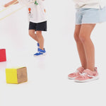 Video de zapatillas deportivas barefoot para niños modelo Tibi, con suela flexible, diseño ligero y respetuoso con el pie, perfectas para el colegio, actividad deportiva y el día a día.