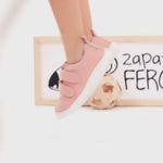 Video de calzado deportivo barefoot modelo Moraira, perfecto para niños, cómodo para colegio, actividad física y uso diario.