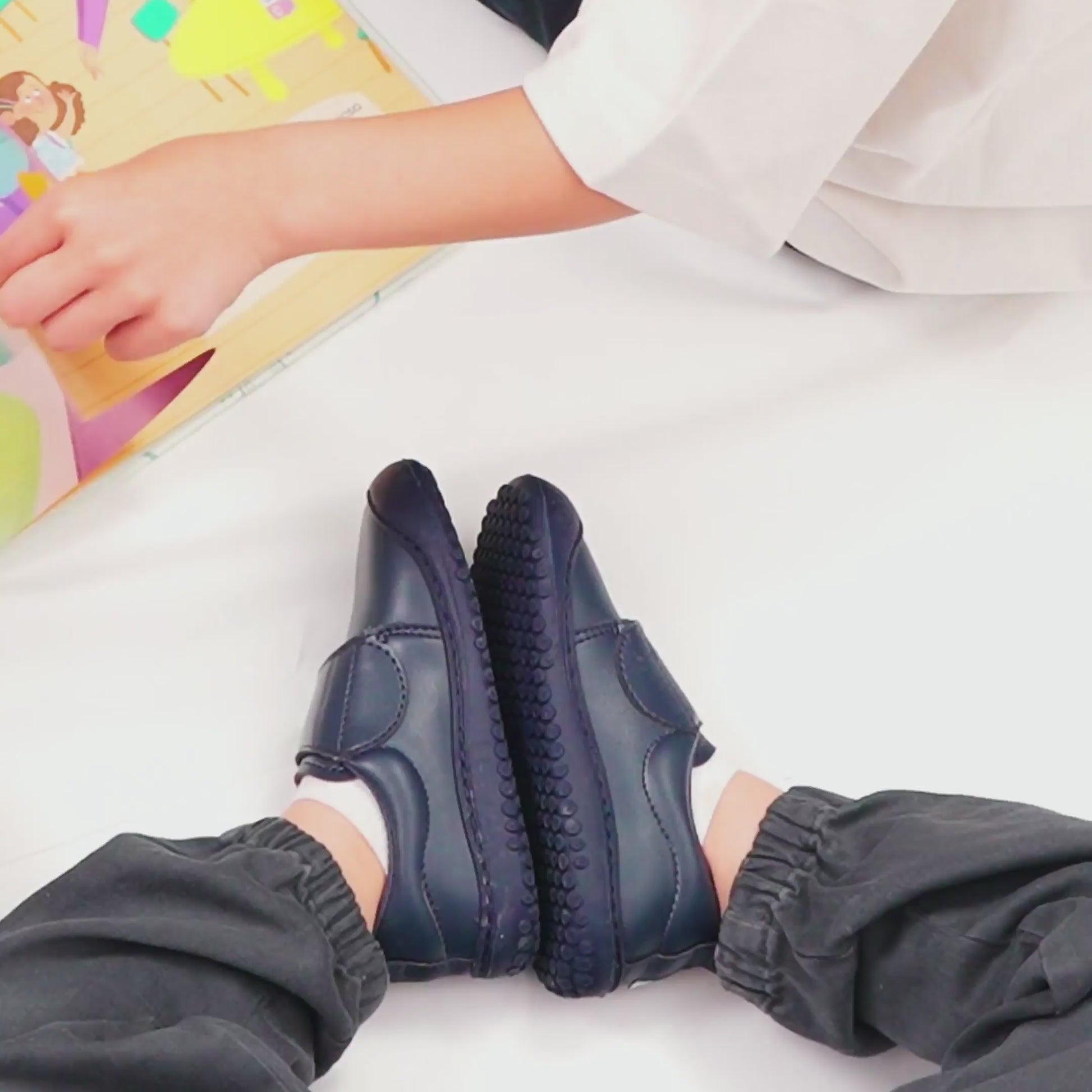 Video de zapatillas escolares barefoot modelo Garbí Rocker, cerradas y flexibles, diseñadas para el movimiento natural del pie, cómodas y resistentes para el uso diario en el colegio.