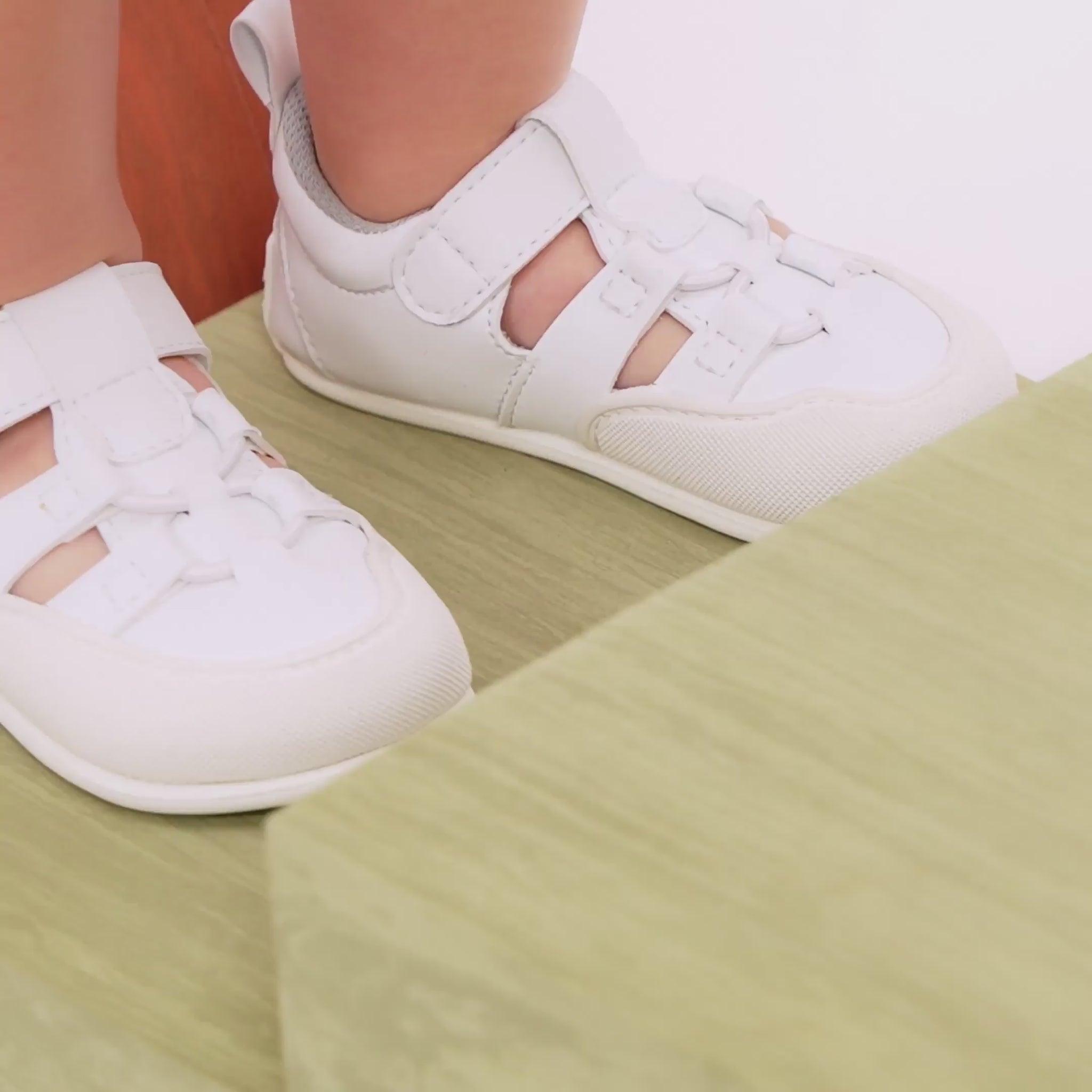 Video de sandalias respetuosas bebé modelo Canet, ligeras, frescas y pensadas para el desarrollo natural del pie.