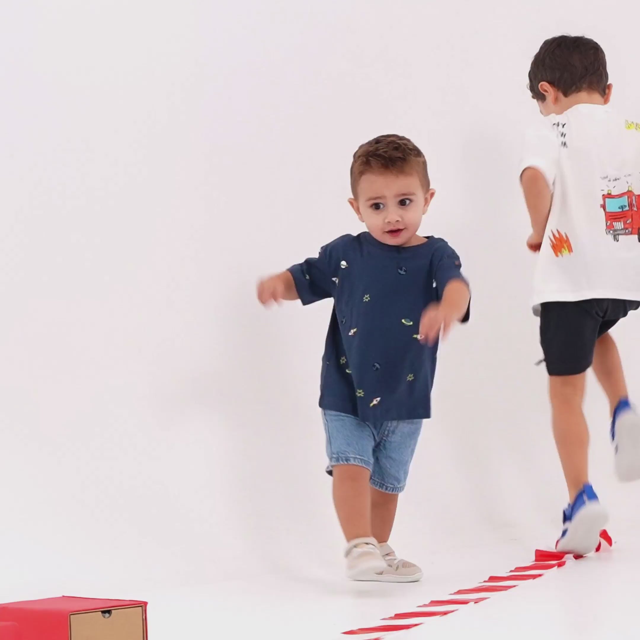 Video de zapatillas para bebé modelo Tibi, con diseño ergonómico y respetuoso para el desarrollo saludable del pie