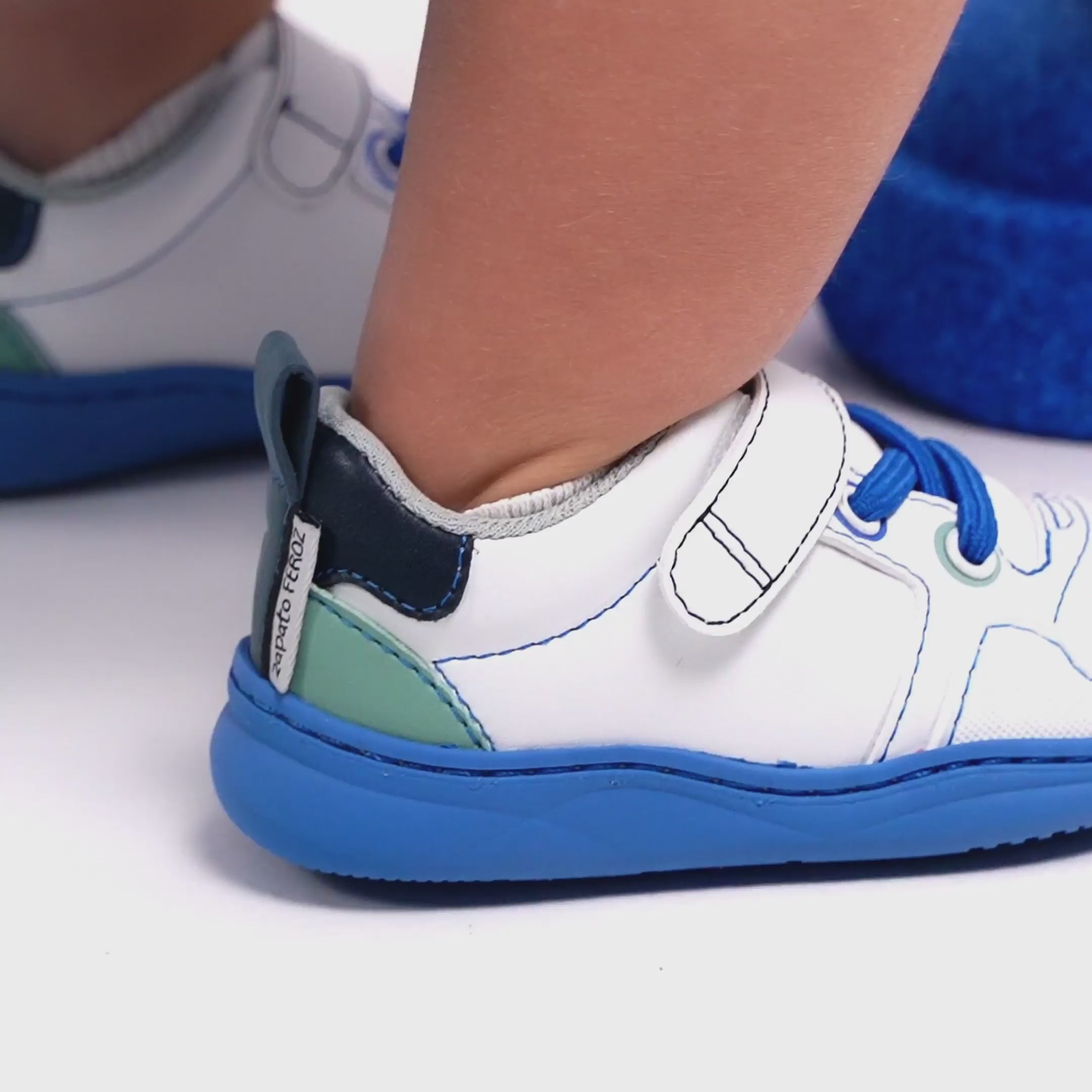Video de zapatillas de calzado barefoot para bebé modelo Olocau, ligeras y flexibles, ideales para primeros pasos y uso diario.