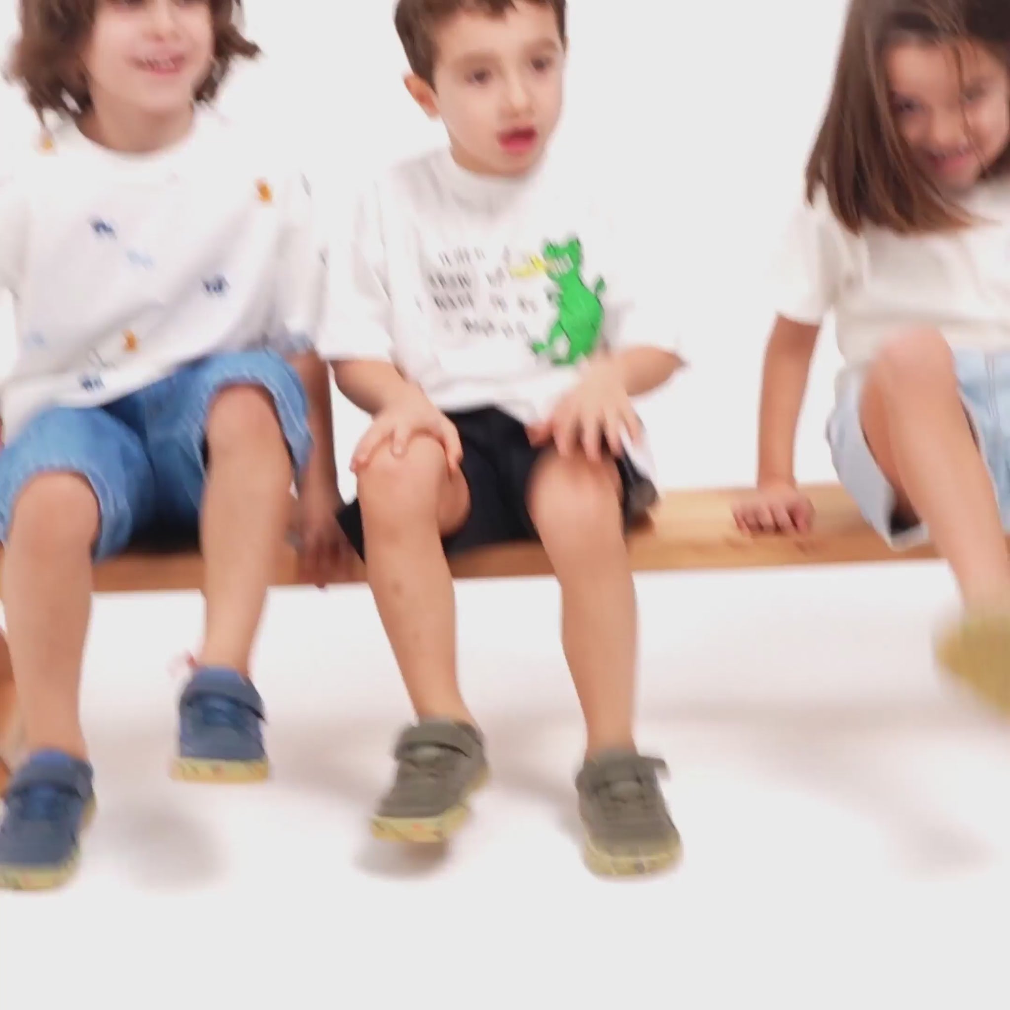 Video de zapatillas deportivas barefoot para niños modelo Faura, con suela flexible, diseño ligero y respetuoso con el pie, perfectas para el colegio, actividad deportiva y el día a día.