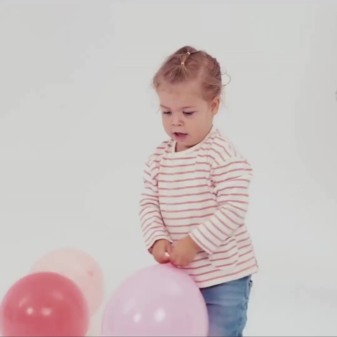 Video de zapatillas para bebé de calzado barefoot modelo Serra, con diseño respetuoso y adaptable.