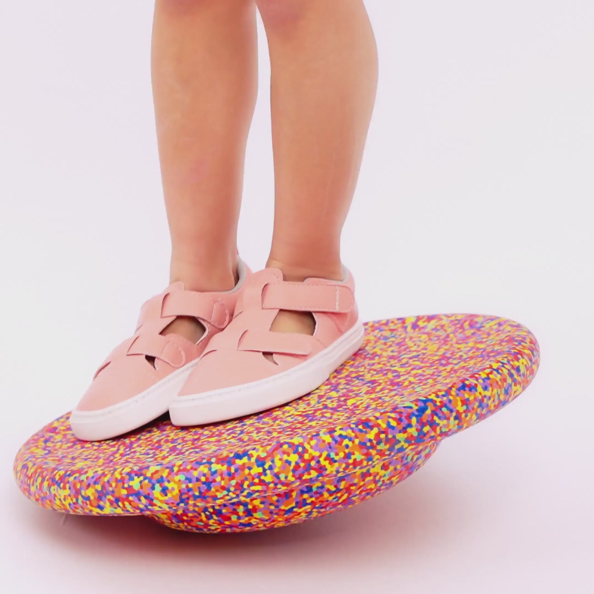Video de sandalias barefoot de bebé, modelo Javea, cómodas y flexibles, ideales para explorar y para el dia a dia.