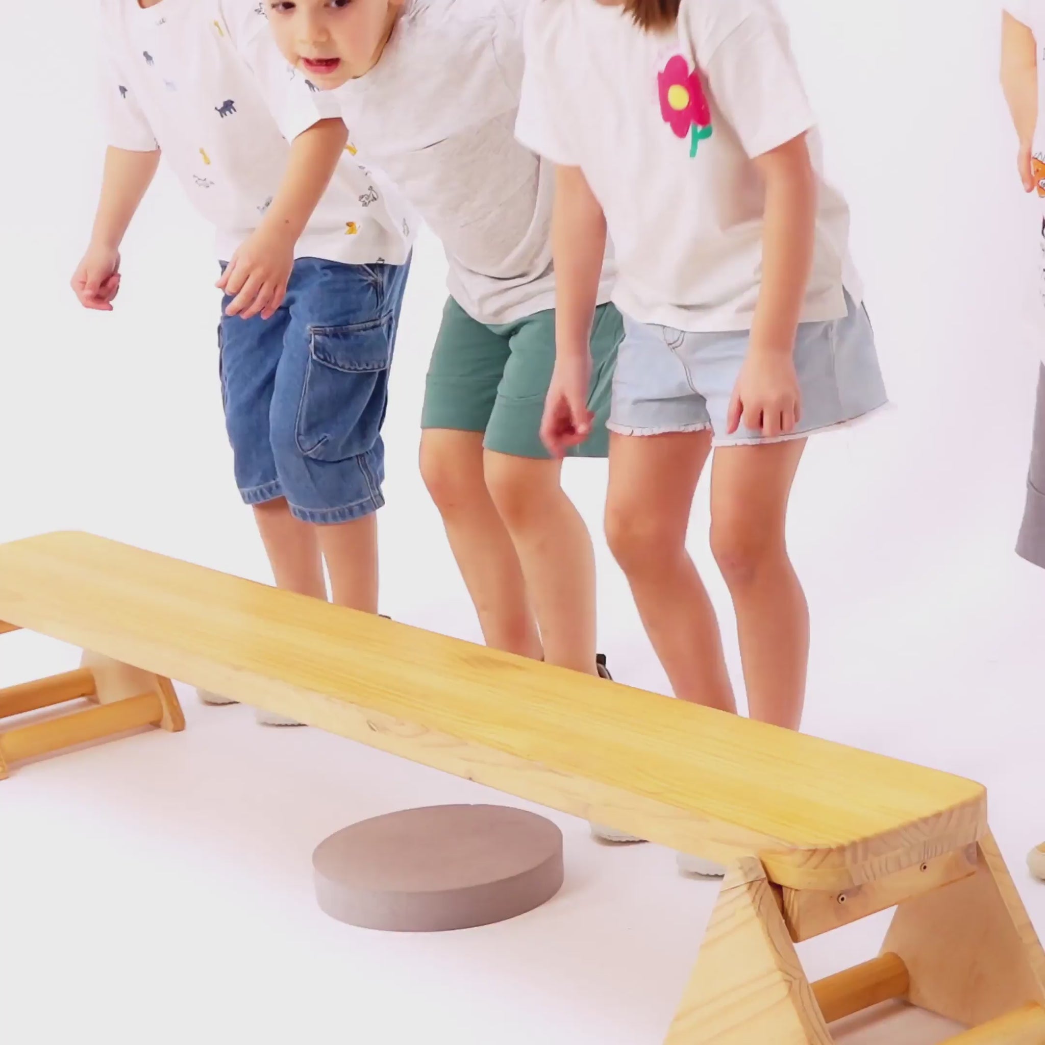 Video de sandalias infantiles barefoot modelo Benisa, diseñadas para favorecer el movimiento natural del pie