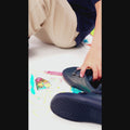 Video de zapatillas barefoot escolares modelo Valencia, cerradas, ligeras y flexibles, diseñadas para el movimiento natural del pie y uso cómodo en el colegio.