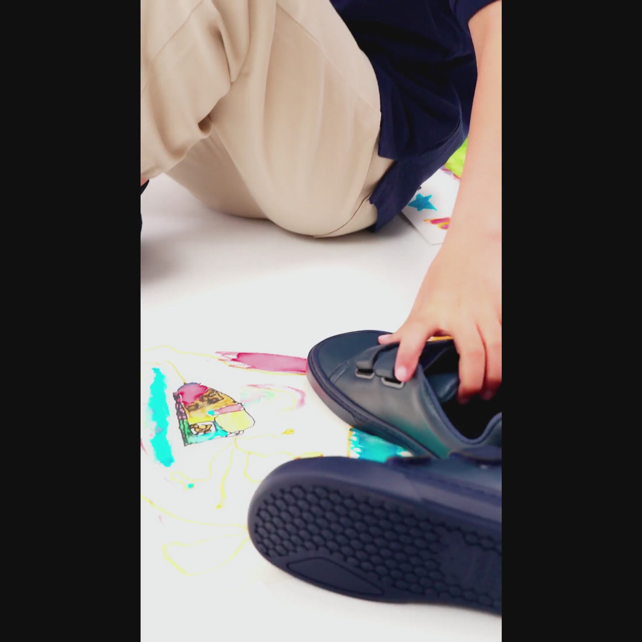 Video de zapatillas barefoot escolares modelo Valencia, cerradas, ligeras y flexibles, diseñadas para el movimiento natural del pie y uso cómodo en el colegio.