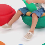 Video de zapatillas barefoot infantiles modelo Eliana, con diseño flexible y ligero para movimiento natural en el día a día.