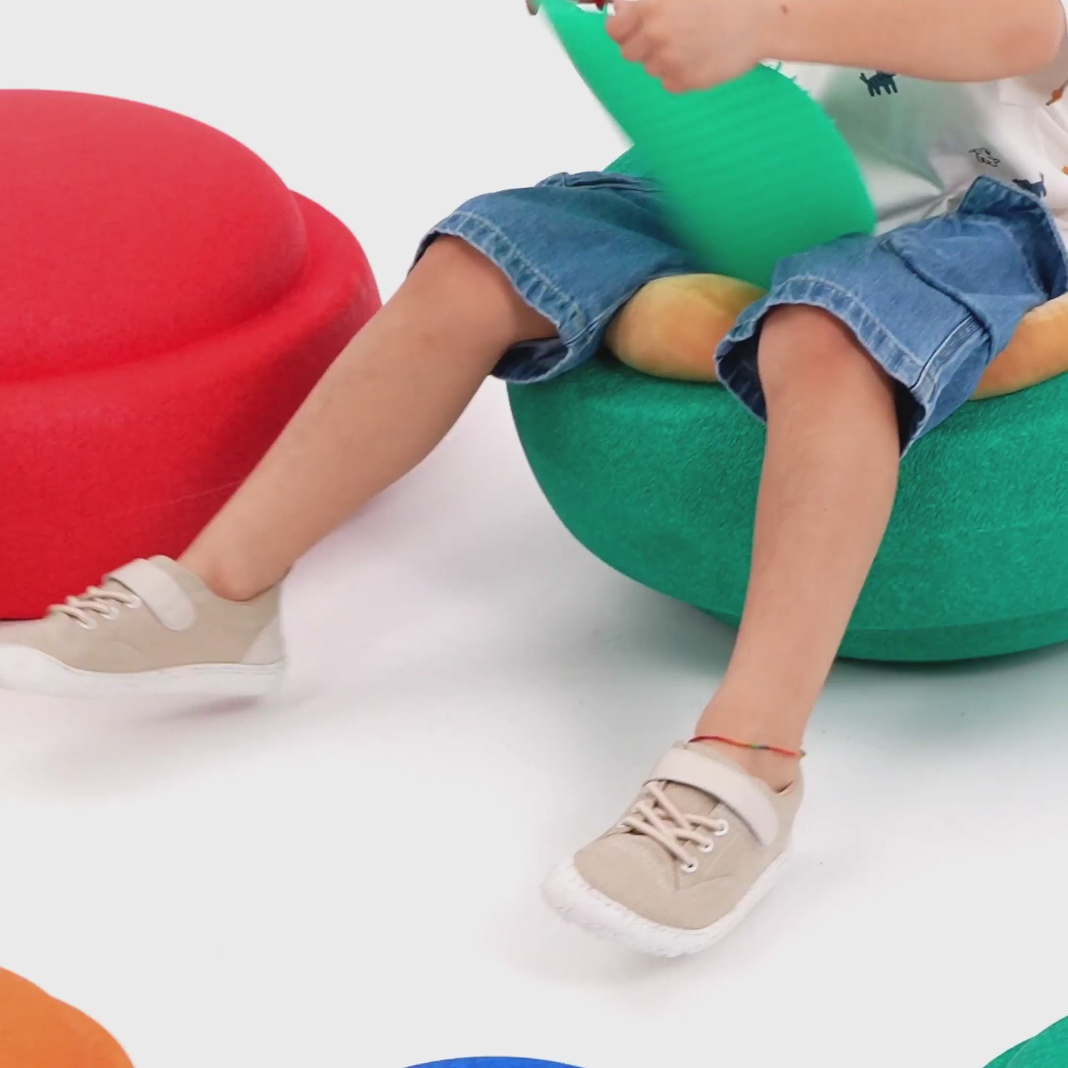 Video de zapatillas barefoot infantiles modelo Eliana, con diseño flexible y ligero para movimiento natural en el día a día.
