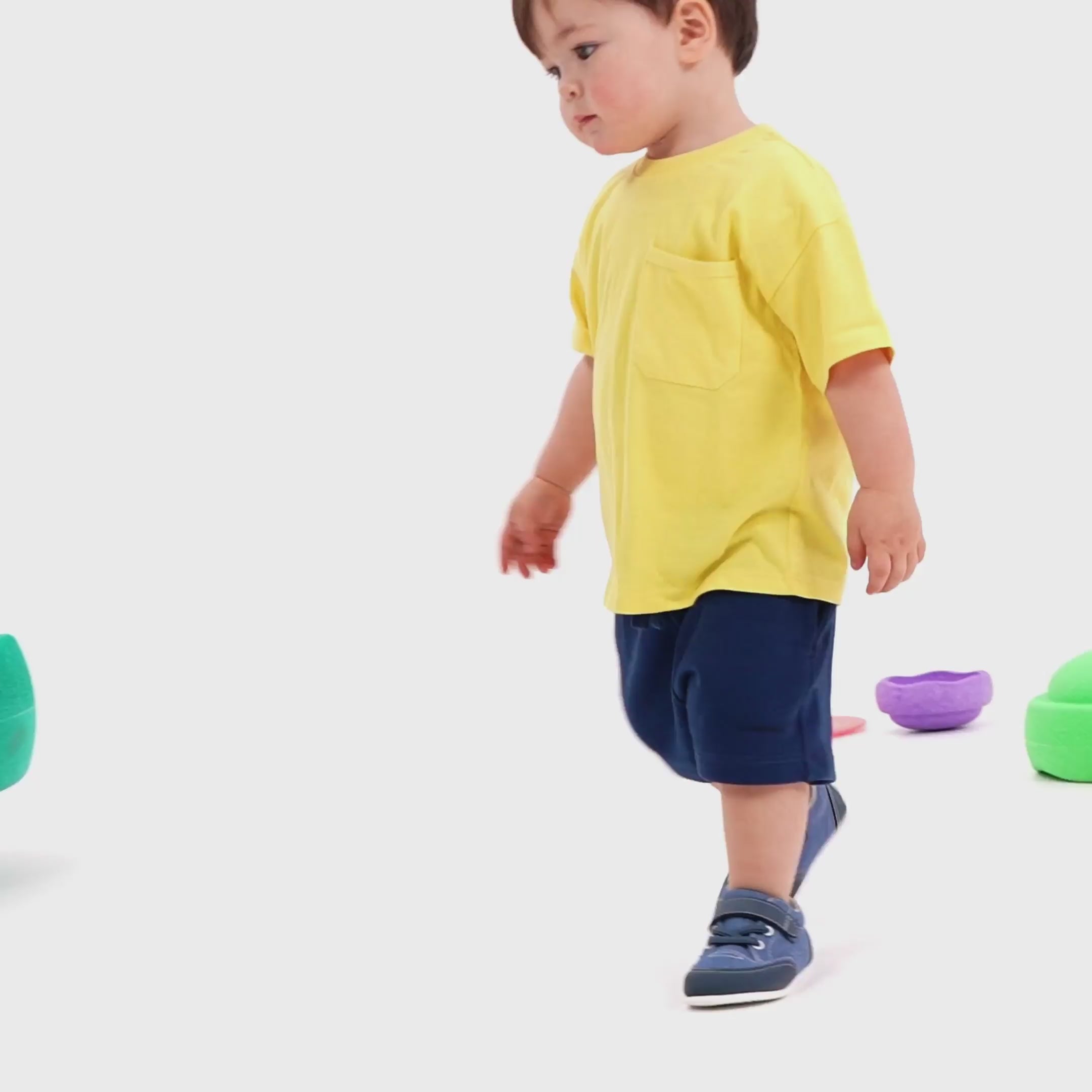 Video de zapatillas para bebé de calzado barefoot modelo Eliana, suaves y ligeras, perfectas para el día a día.