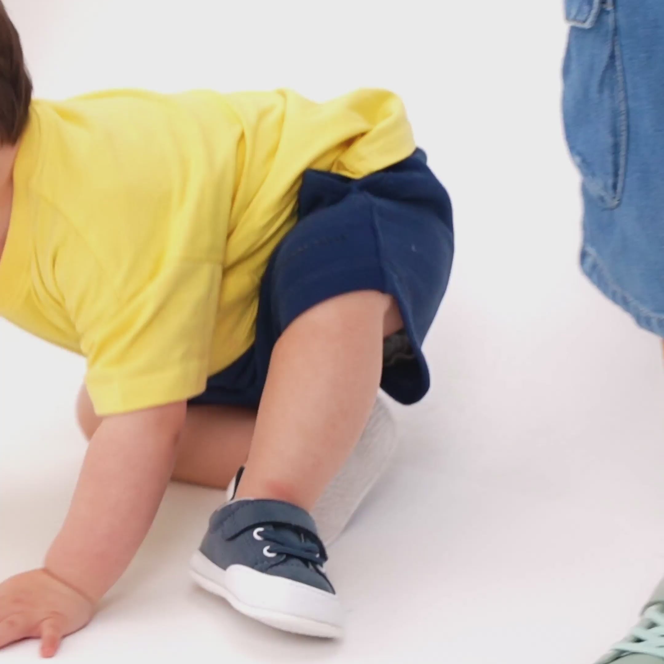 Video de zapatilas de bebé barefoot modelo Paterna, suaves y adaptables para verano y uso diario.