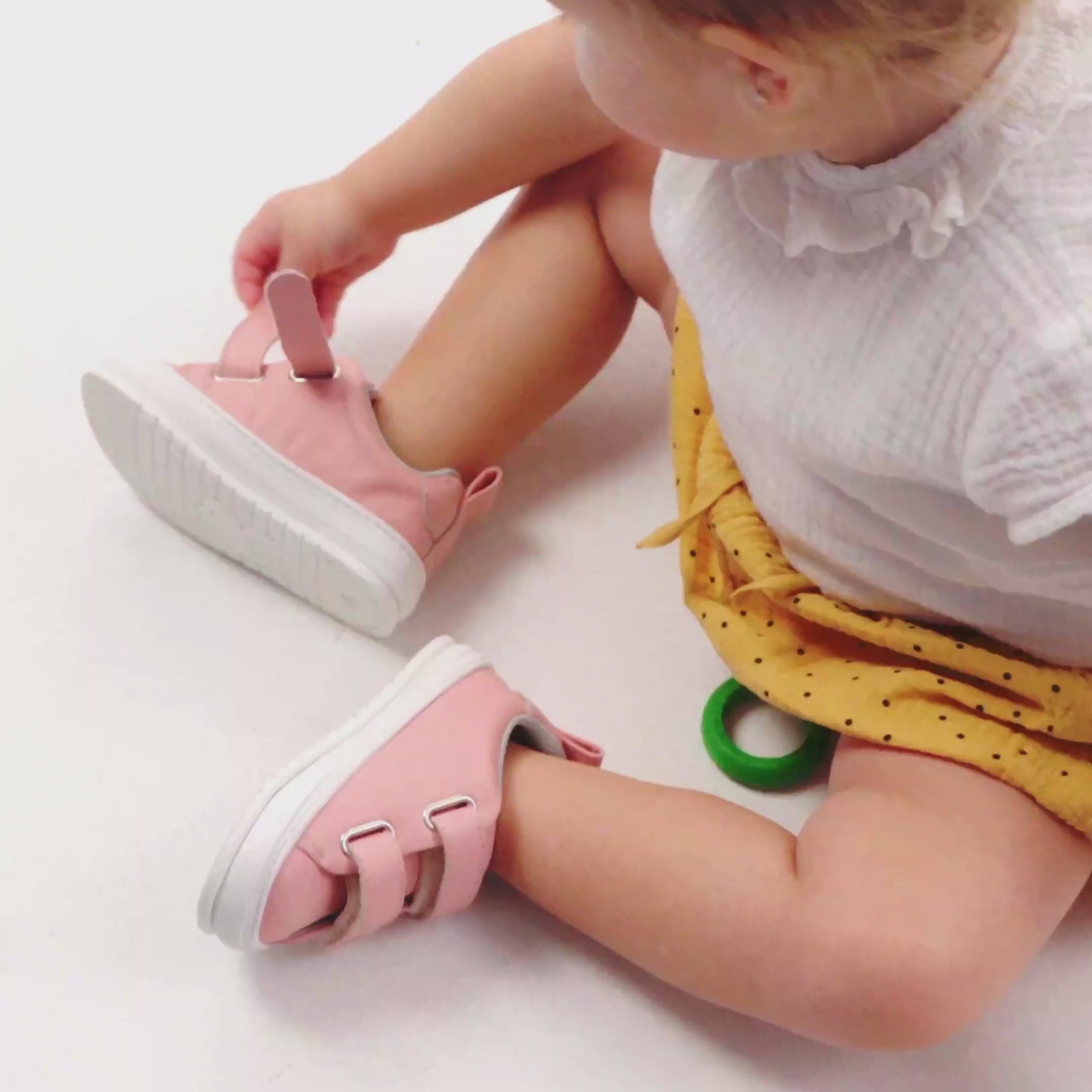 Video de zapatillas barefoot para bebé, ligeras y flexibles, ideales para el desarrollo natural del pie en sus primeros pasos.