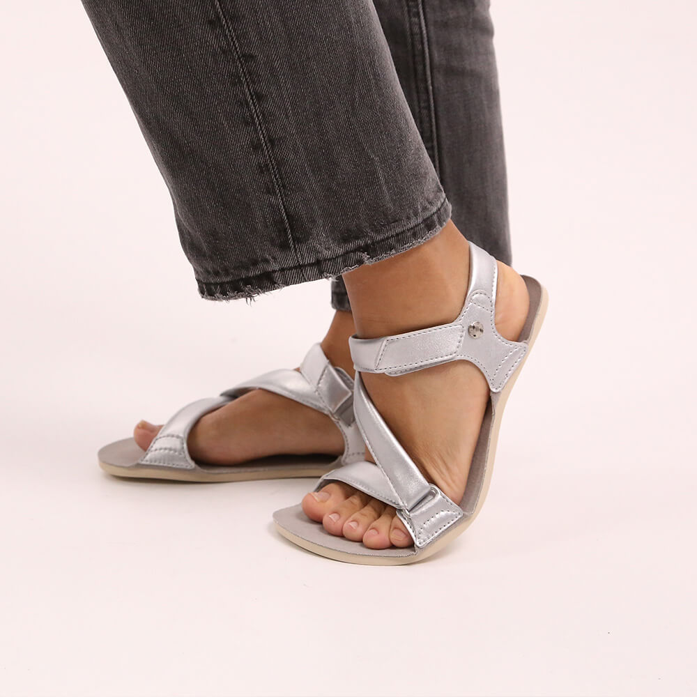 sandalias barefoot suela plana flexible mujer primavera verano oliva ss26 plata
