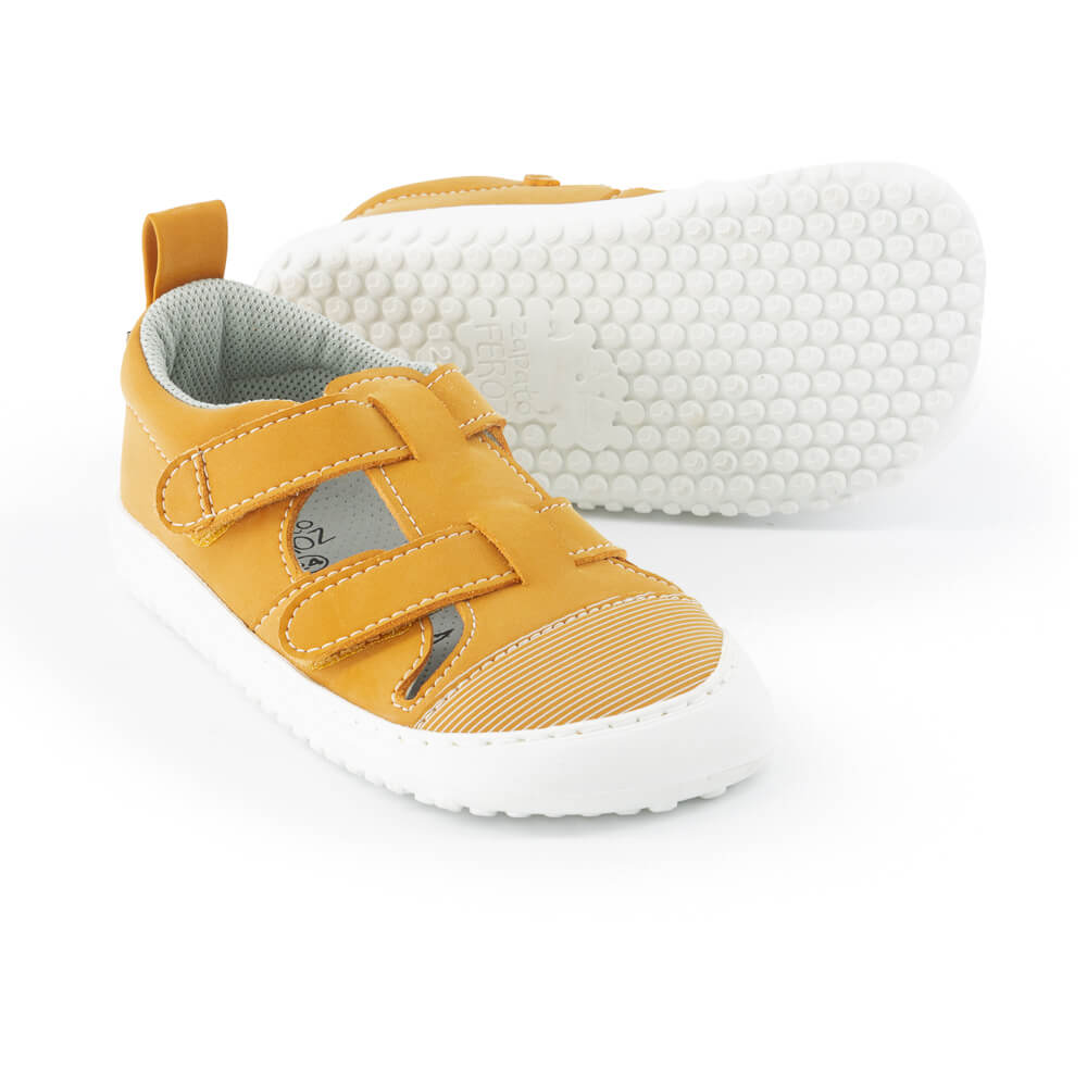 sandalias minimalistas velcro planas ligeras flexibles color amarillo mostaza javea rocker ss24  