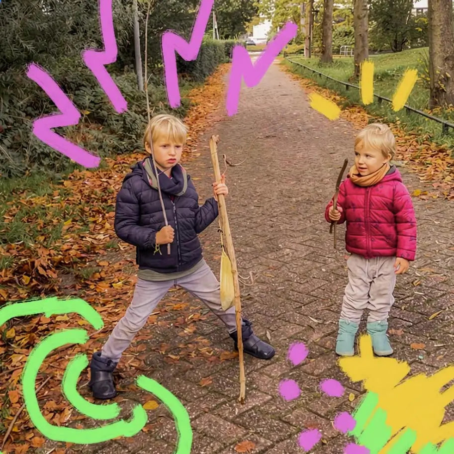 Niños jugando con botas barefoot en un parque