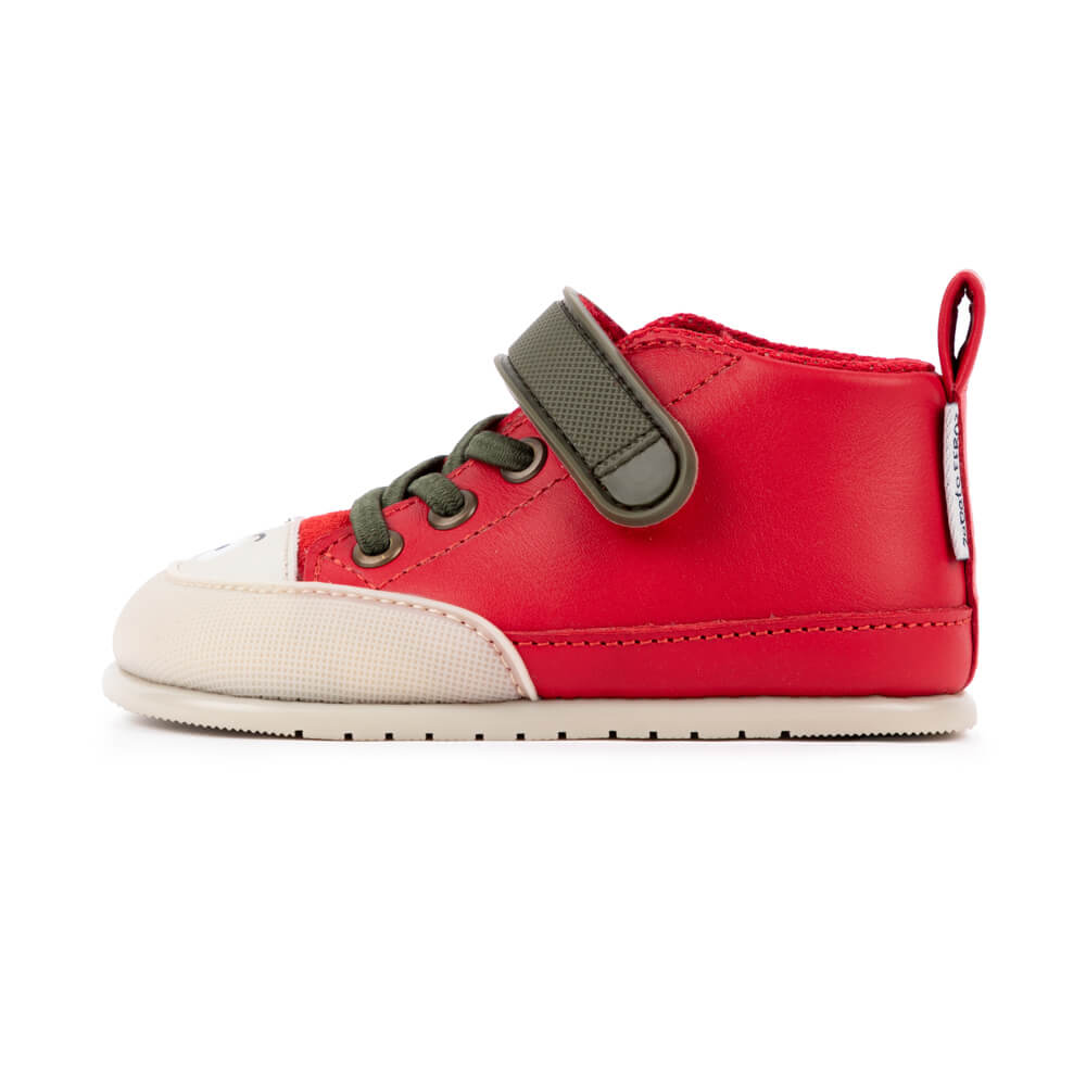 Jucar Feroz AW23 Rojo PielCalzado minimalista para bebés. Neus Moya y su libro Zapatos Nuevos convertido en zapatillas.
